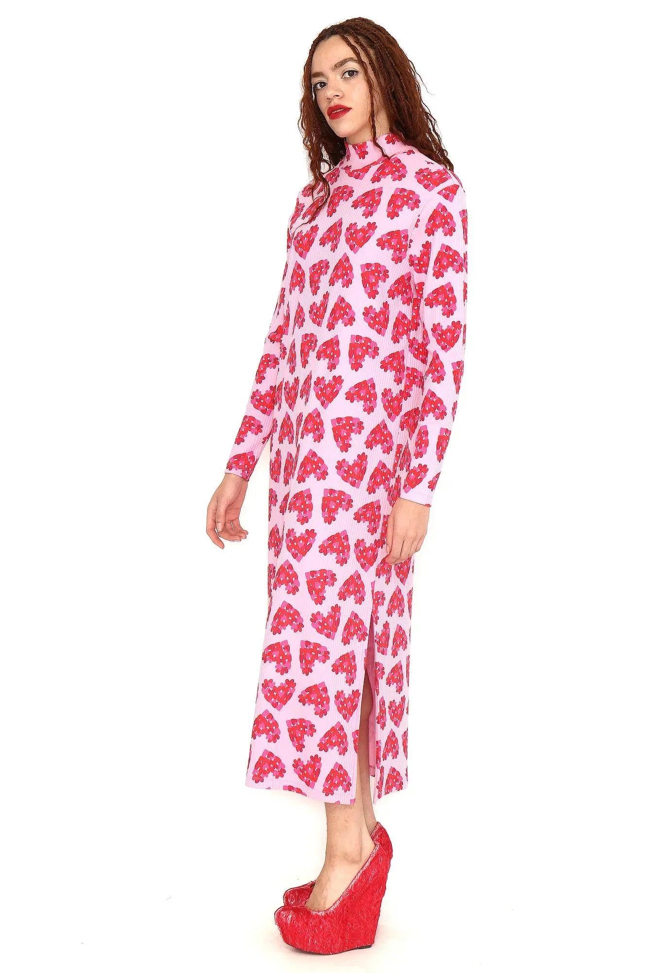 Vestido midi rosa con mangas largas y estampado repetido de corazones