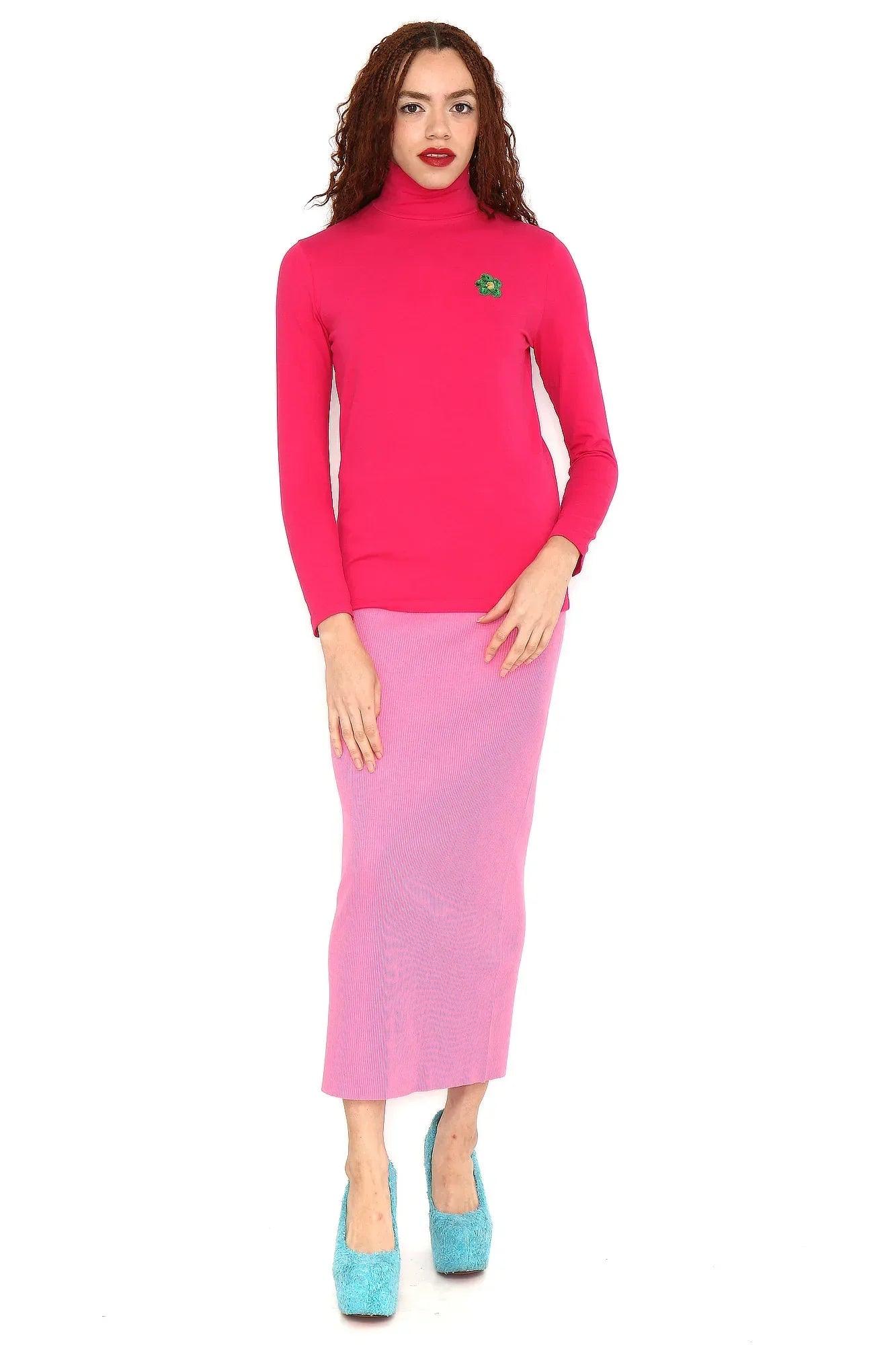 Conjunto de camiseta fucsia de cuello alto con flor verde y falda lila midi ajustada