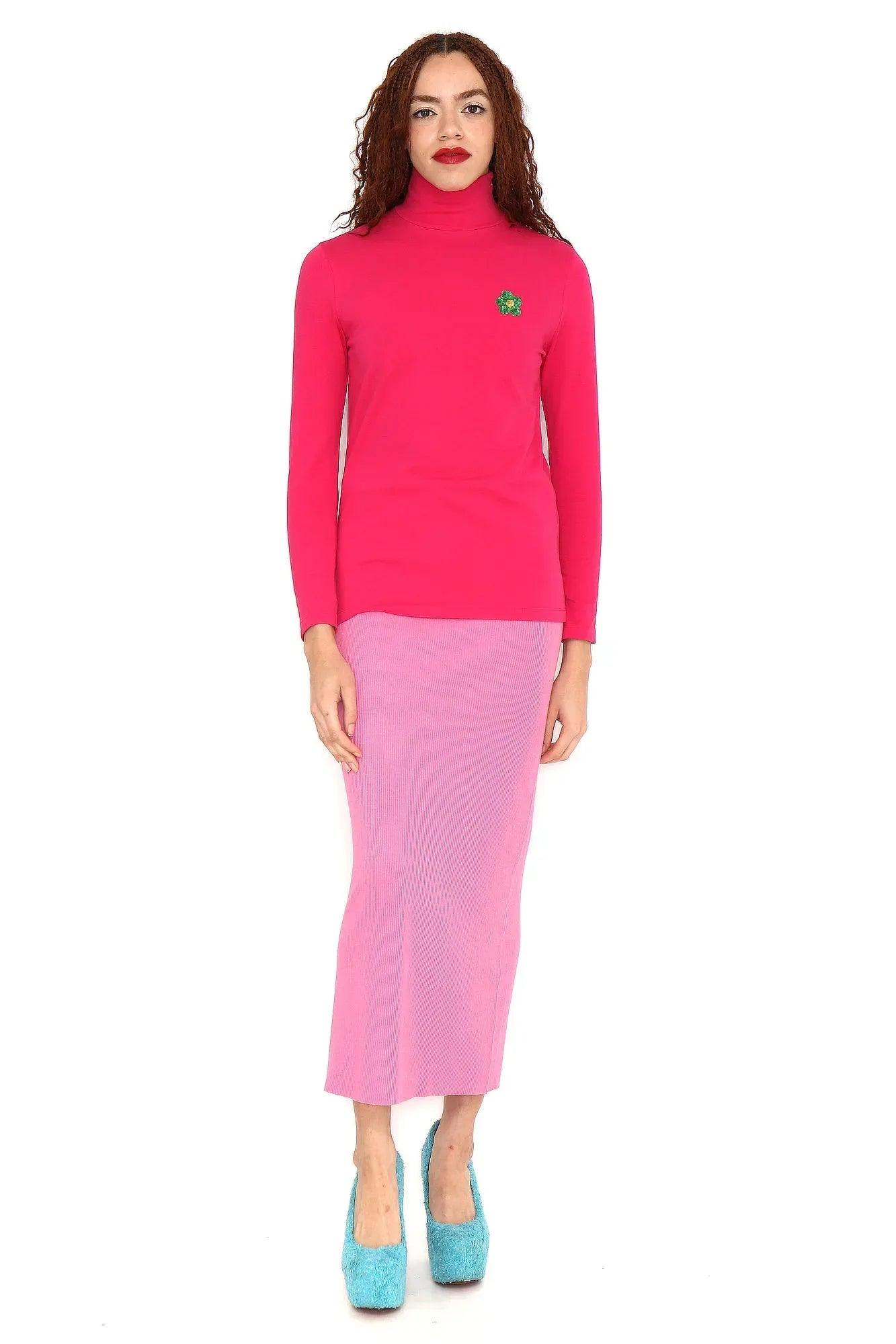 Conjunto camiseta fucsia de manga larga con flor verde y falda lila larga