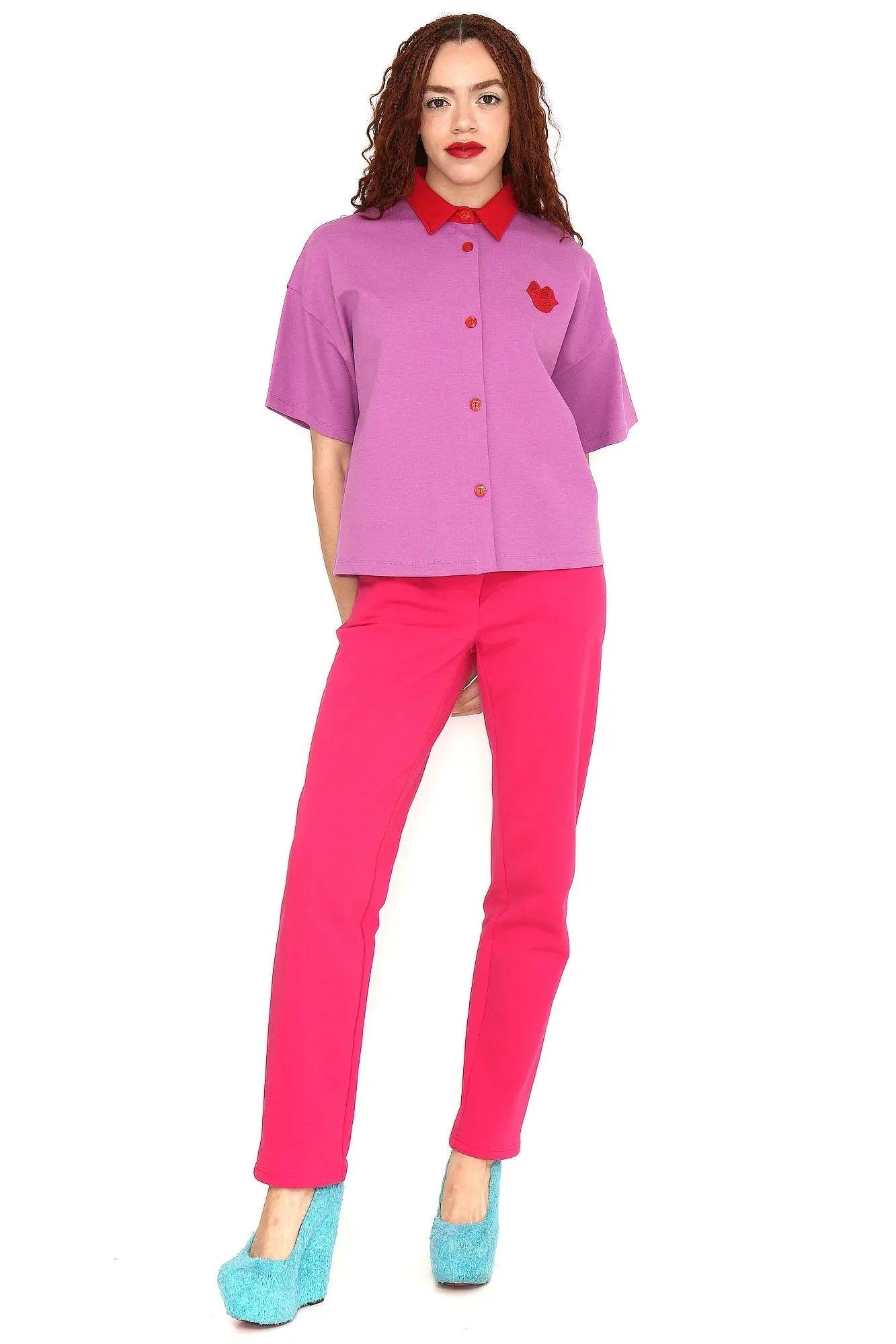 Polo morado con corazón rojo en el pecho, botones y cuello