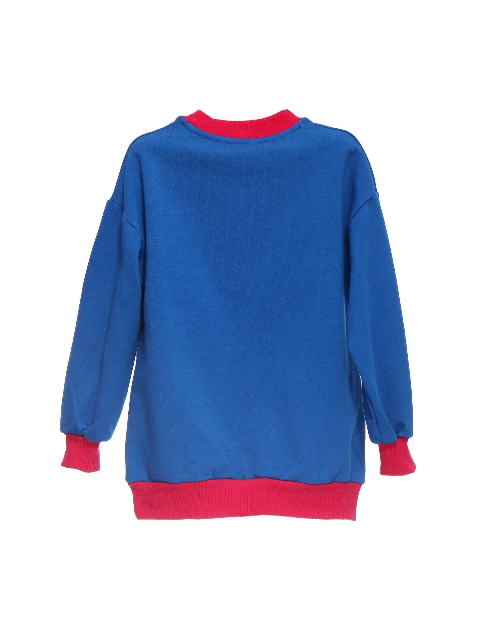Sudadera azul con ribete rojo en cuello y puños, vista trasera