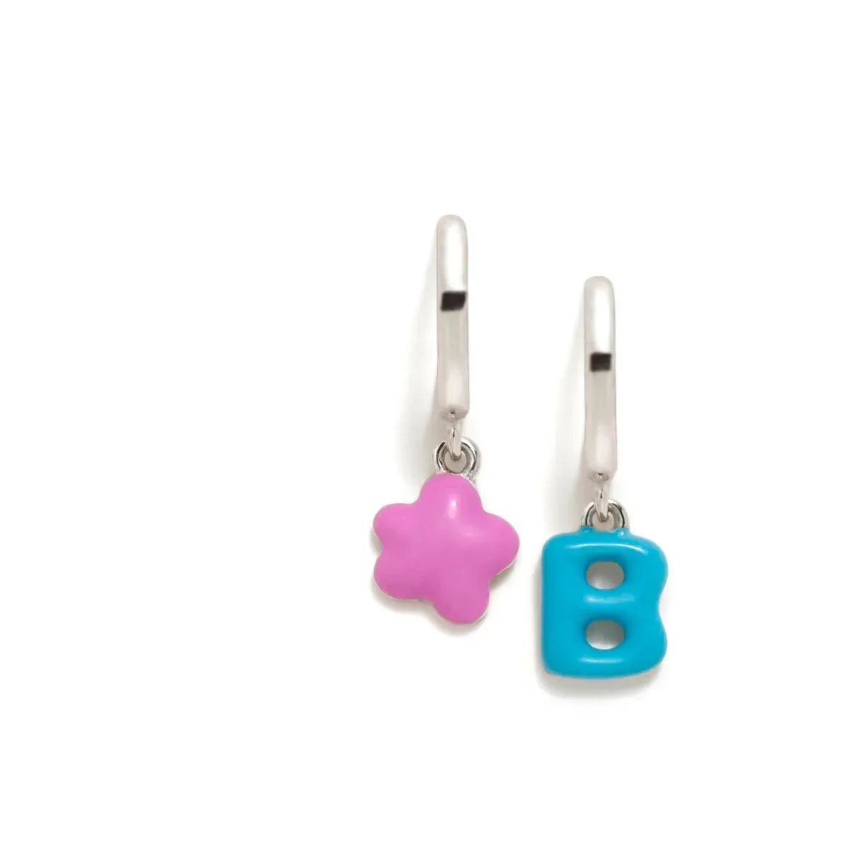 Pendientes criolla de aro plateado con dijes: flor rosa y letra B azul