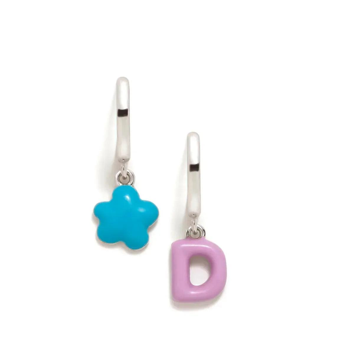 Aros con colgante flor azul y letra D morada, base plateada