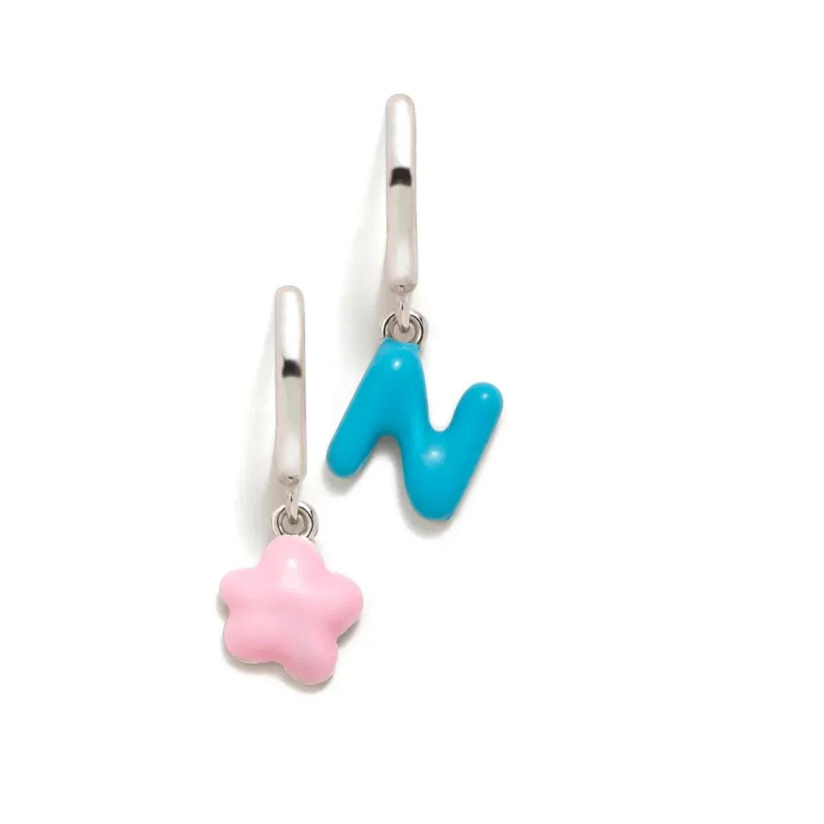 Aretes tipo criolla plateados con colgantes corazón azul y flor rosa