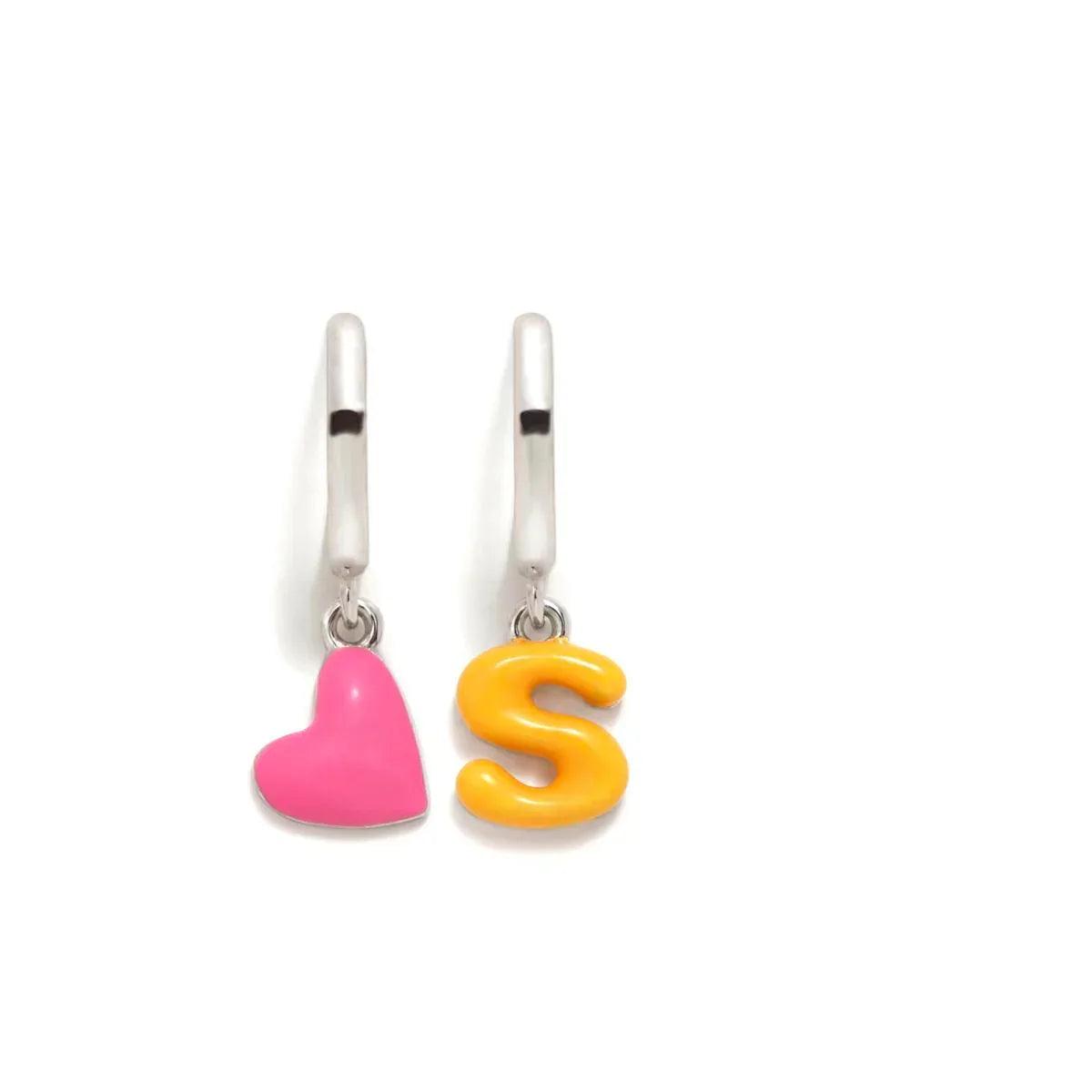 Pendientes colgantes CRIOLLA S con letra S naranja y corazón rosa en gancho plateado.