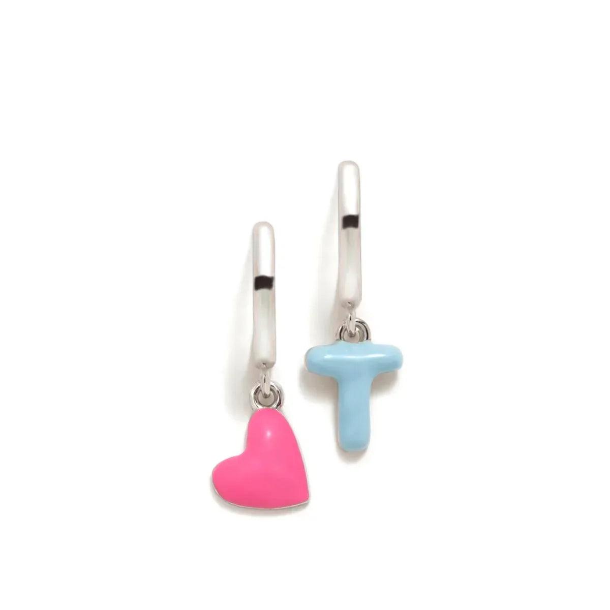 Aretes criolla de plata con colgante T azul y corazón rosa