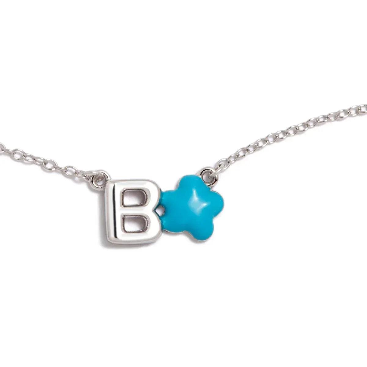 Colgante letra B plateada con pieza azul turquesa tipo flor y cadena