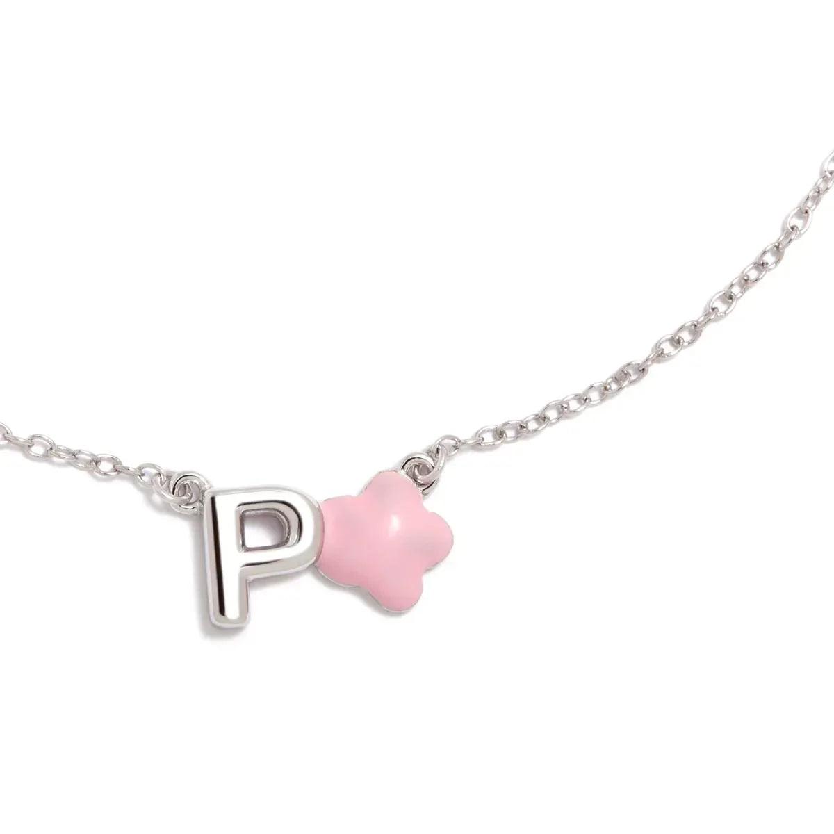Colgante con cadena plateada, letra P metálica y charm de corazón rosa