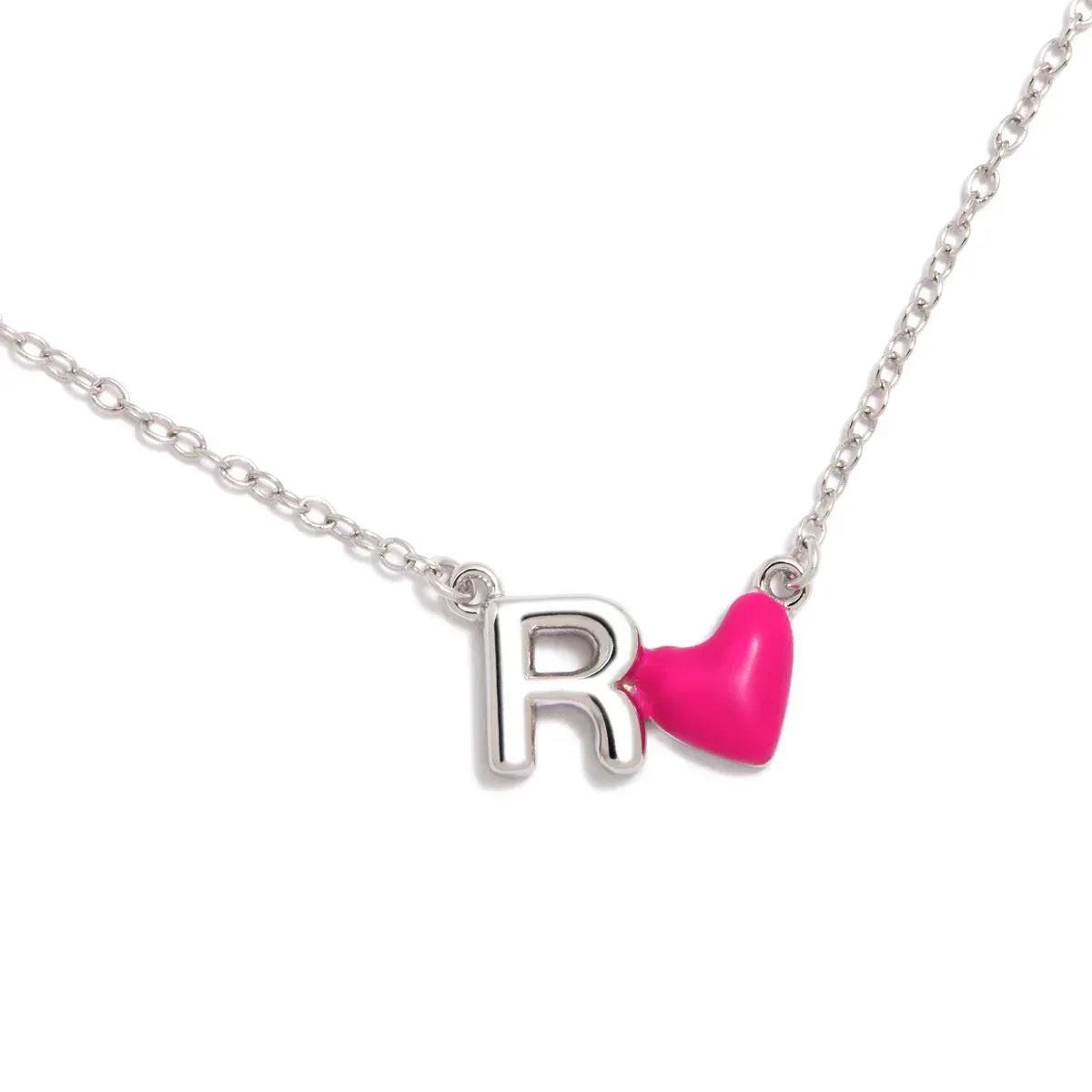 Colgante con cadena plateada y letra R, corazón fucsia