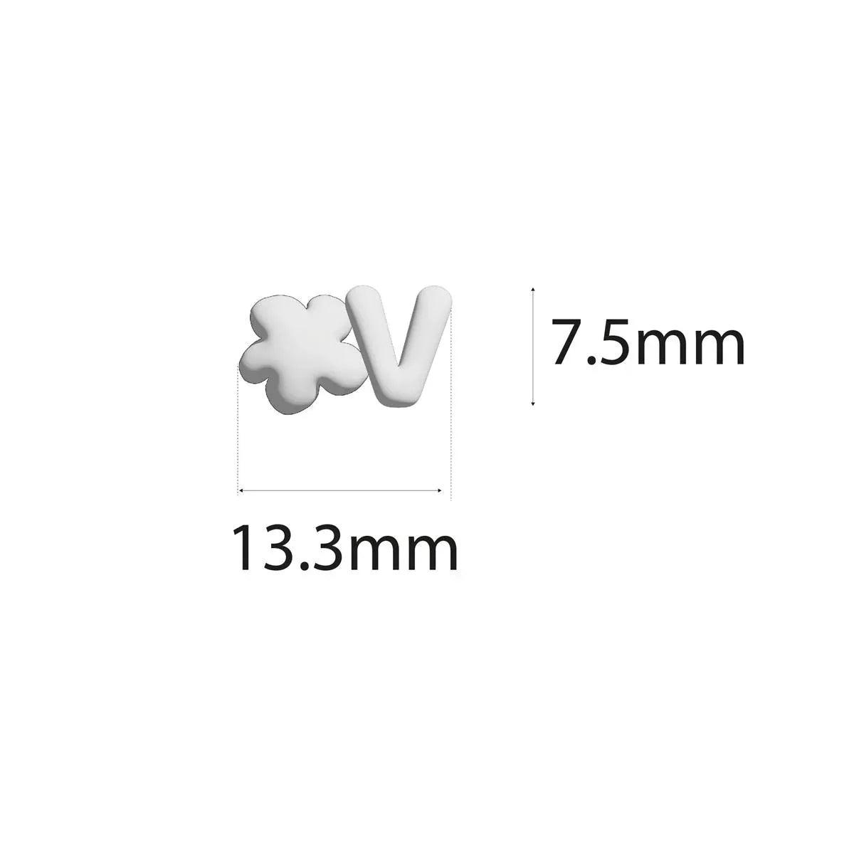 Colgante con letra V y flor, medidas 13.3 mm y 7.5 mm.