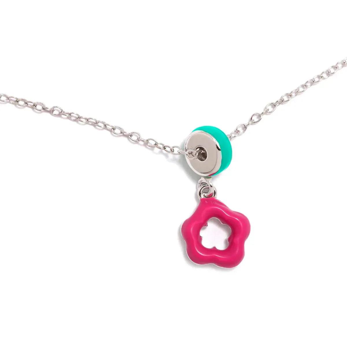 Colgante con flor fucsia y calado, con aro turquesa y cadena plateada