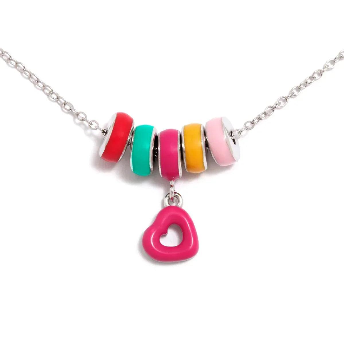 Collar con dijes de donuts de colores y colgante de corazón rosa en cadena plateada