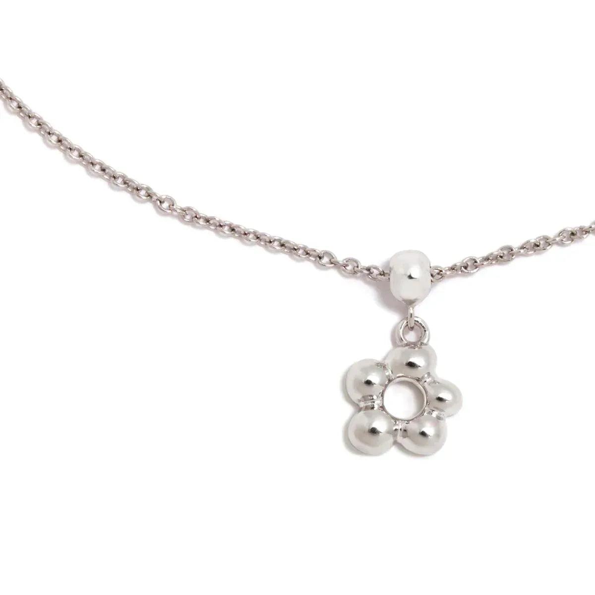Charm plateado en forma de flor con colgante y anilla de sujeción