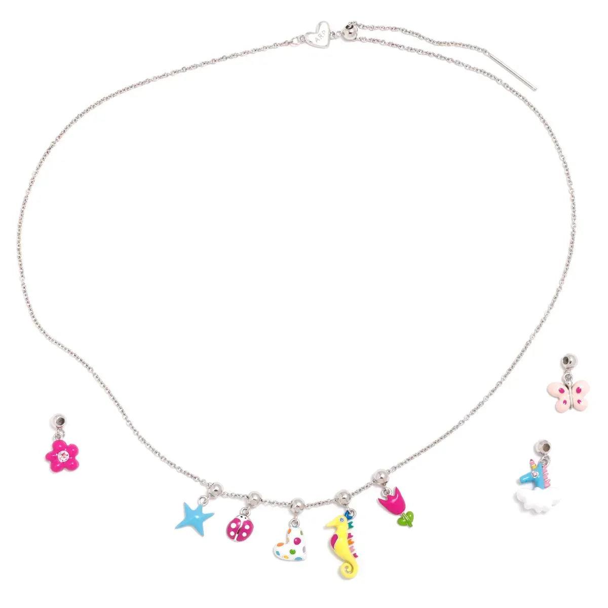 Cadena de collar plateada con varios colgantes de colores, incluida una estrella azul