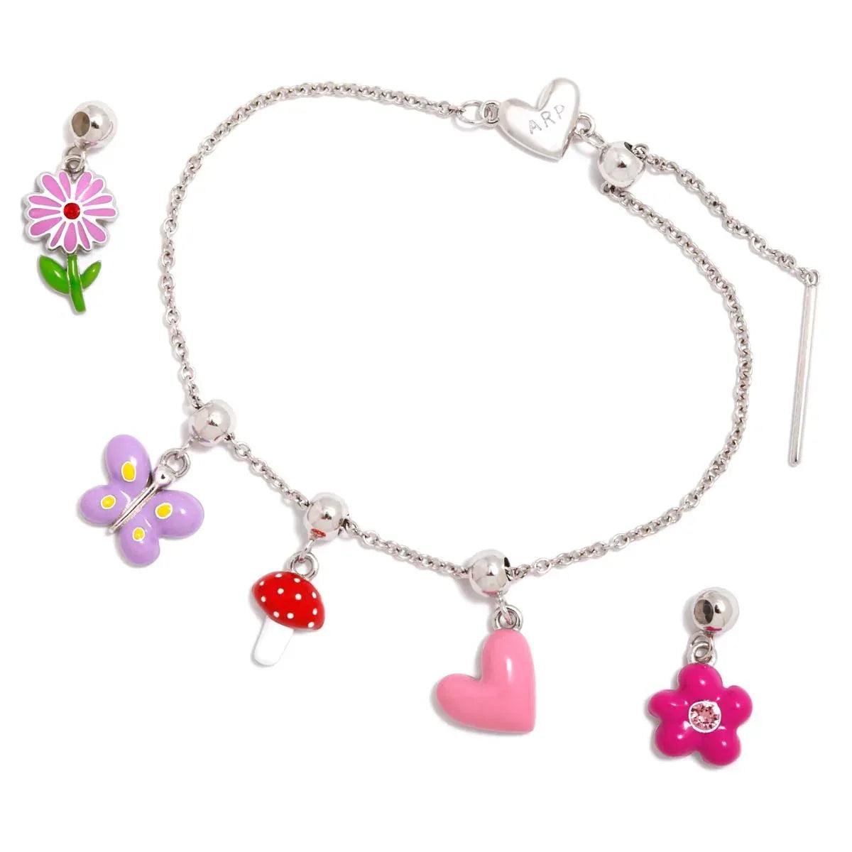 Pulsera de cadena plateada con charms de flor, mariposa, fresa y corazón
