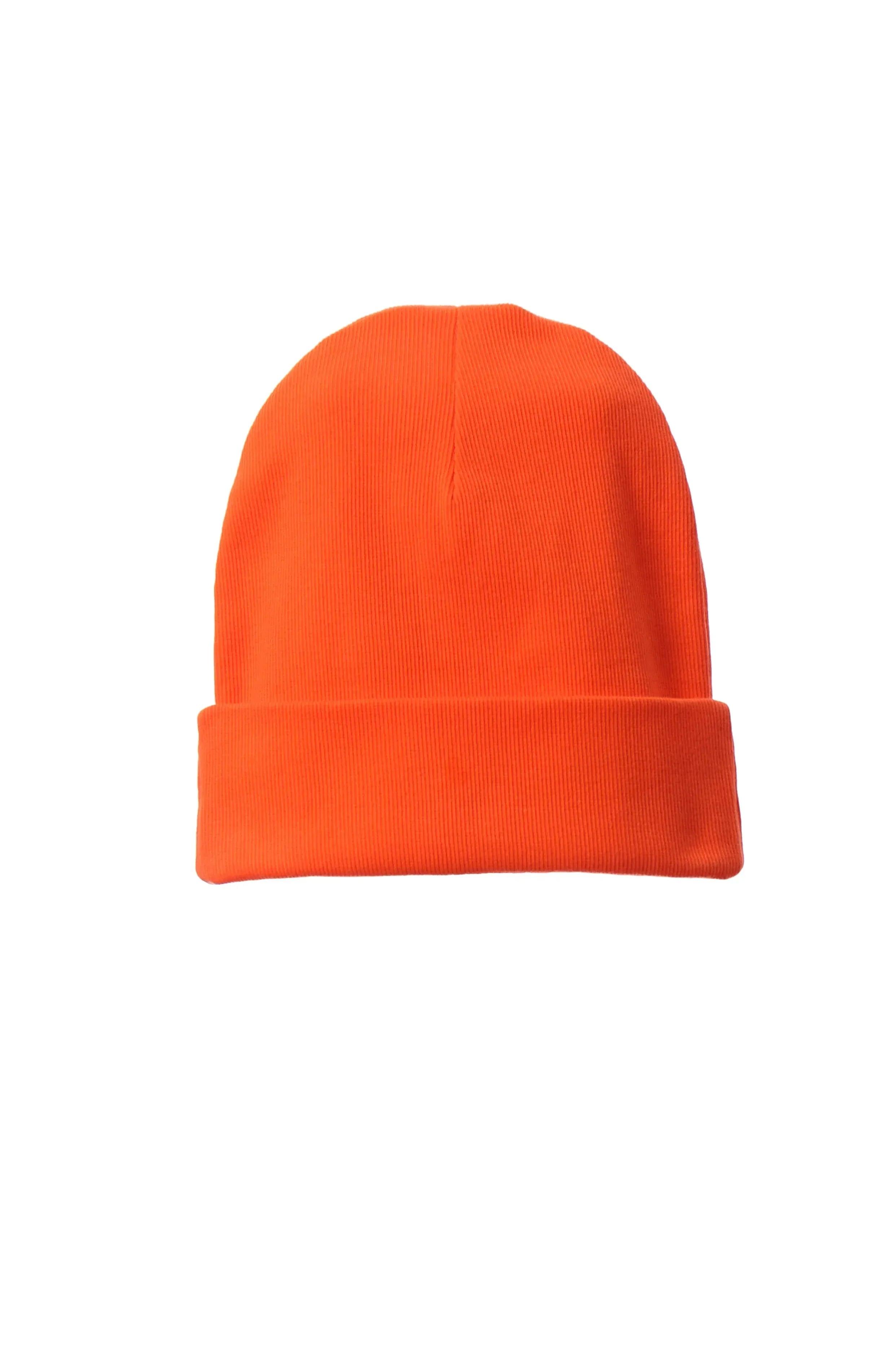 Gorro de punto naranja con vuelta, sin detalles visibles en el frente.