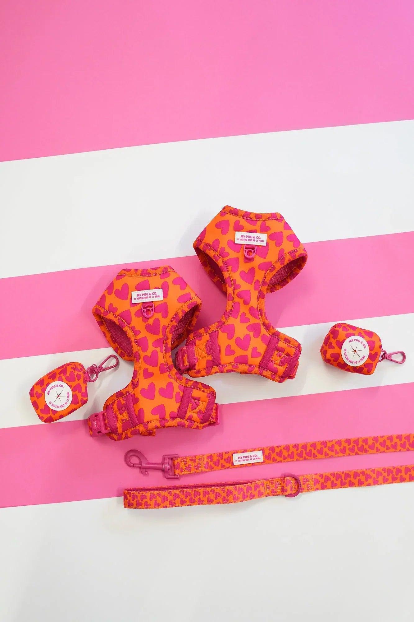 Porta bolsas de tela con corazones, con correa y accesorio de cierre