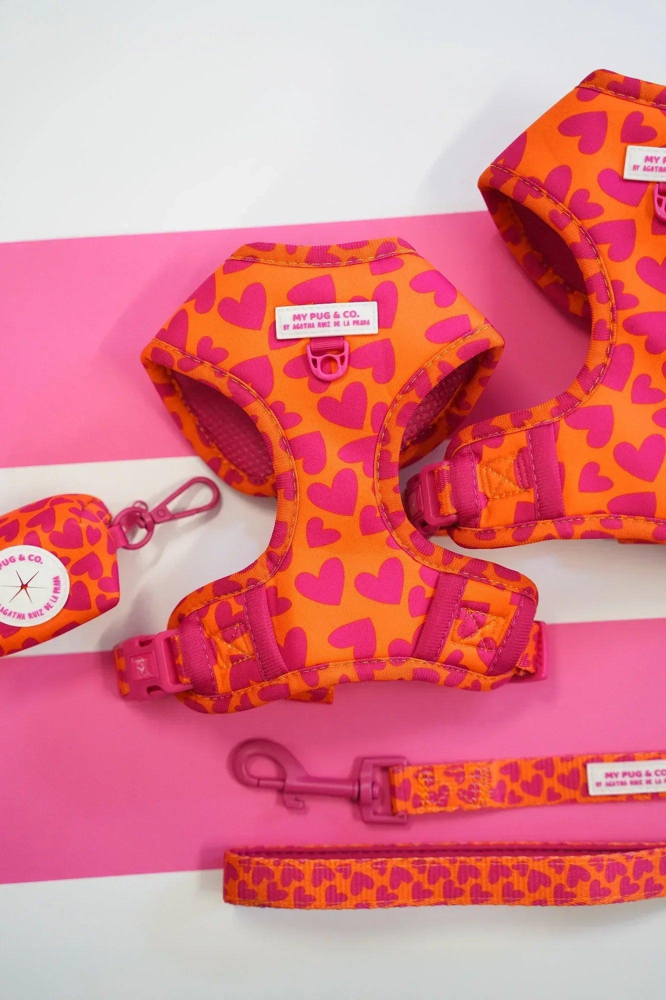 Porta bolsas de tela con corazones y correa, con mosquetón
