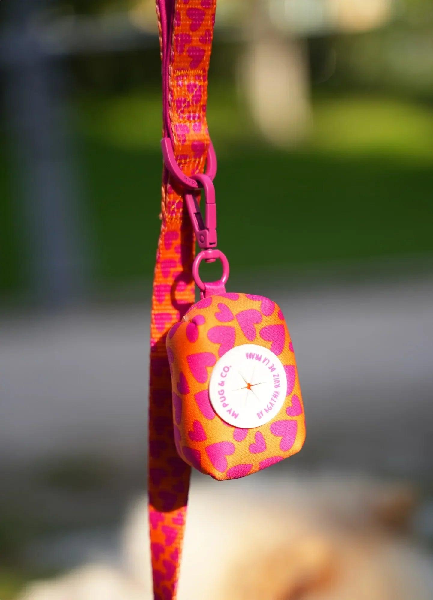 Correa para mascotas con corazones rosa y estuche colgante con logotipo circular