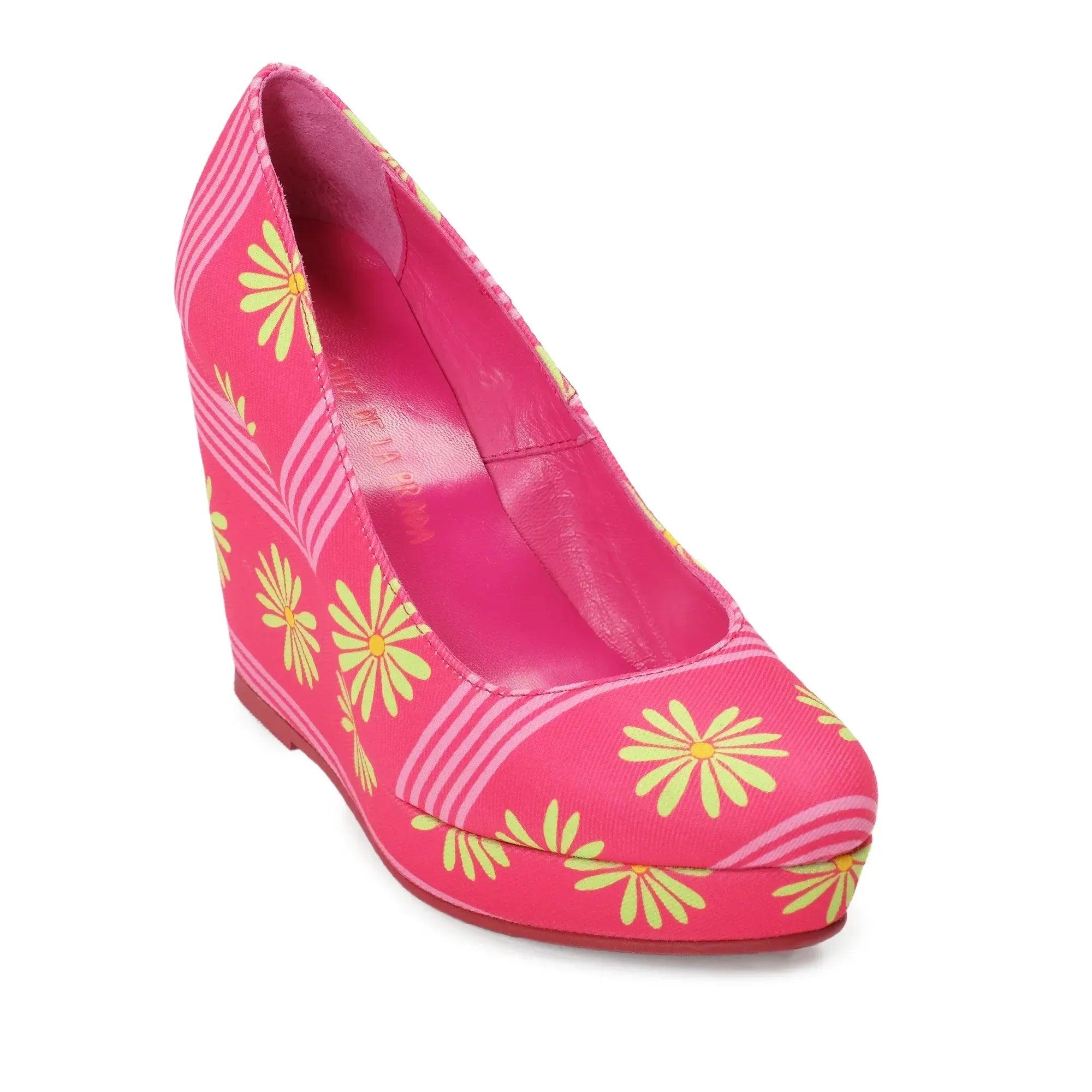 Zapatos de cuña fucsia con paneles estampados de margaritas amarillas y rayas.