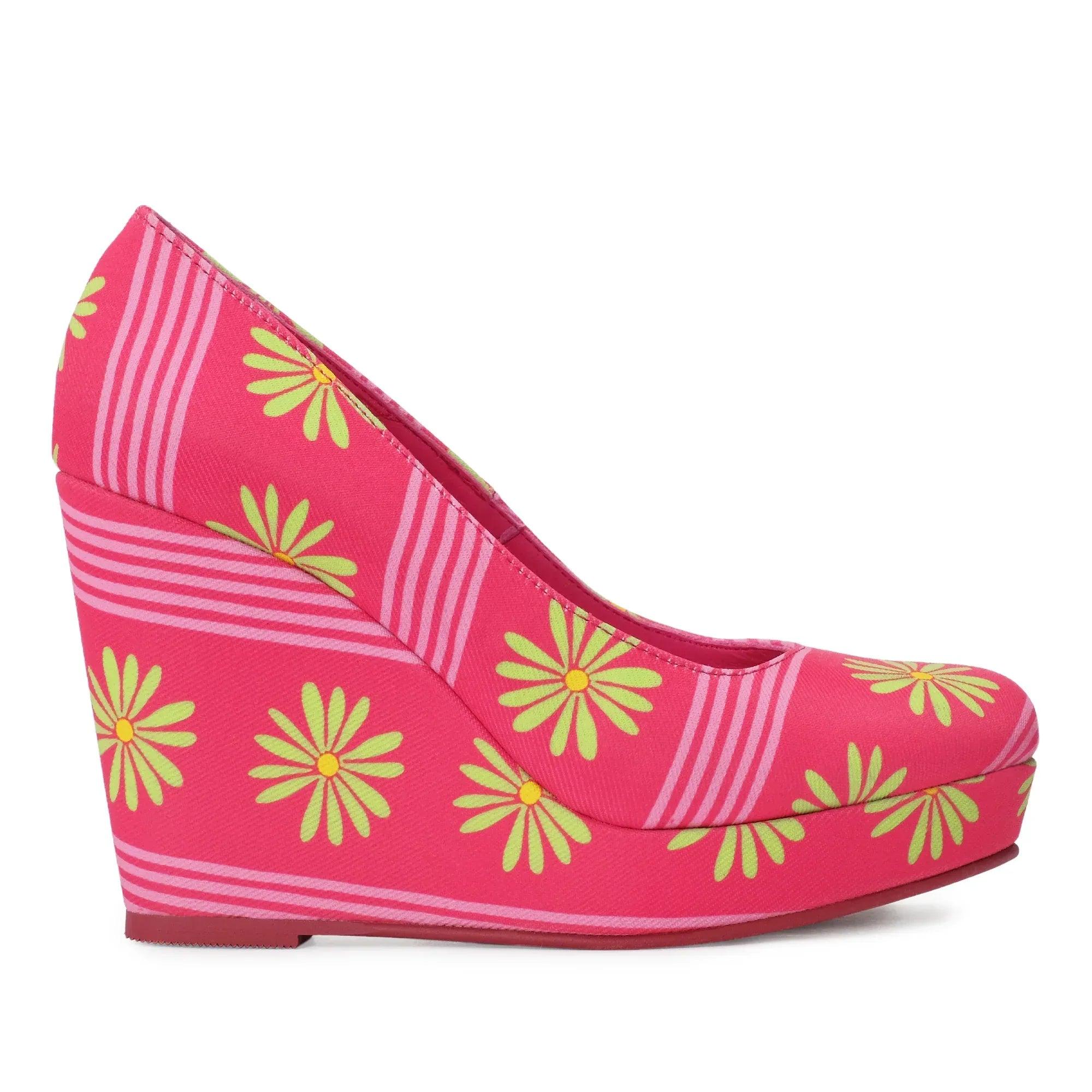 Zapatos de cuña fucsia con estampado de margaritas amarillas y plataforma en cuña.