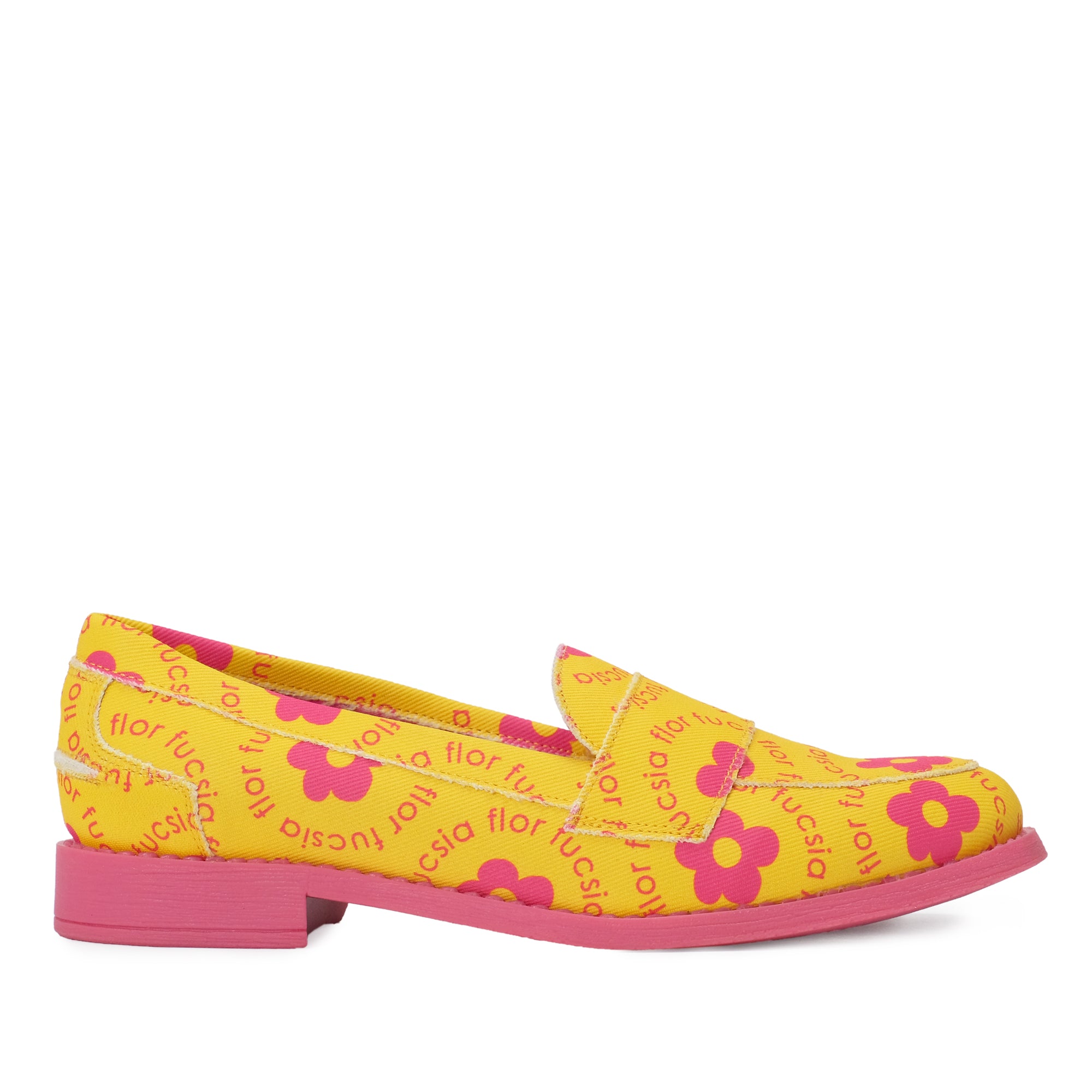 Mocasín amarillo con flores moradas, pala y suela rosa, tres cuartos.