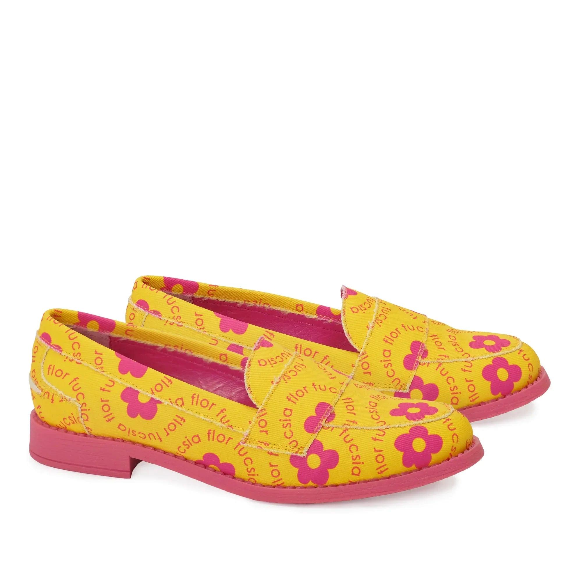 Mocasín amarillo estampado floral morado con suela rosa, vista lateral.