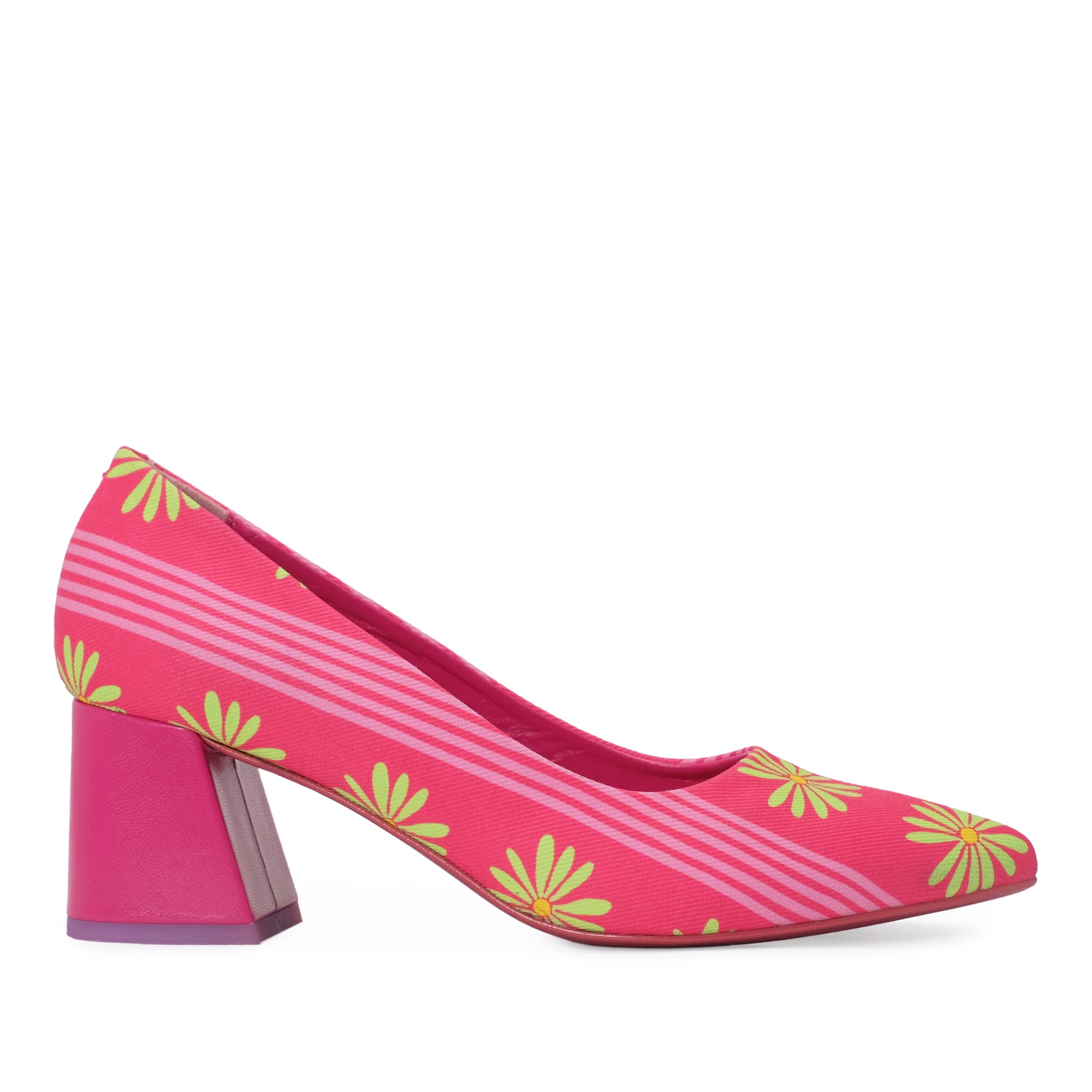 Zapato salón fucsia con tacón cuadrado y puntera fina; margaritas amarillas en rayas.