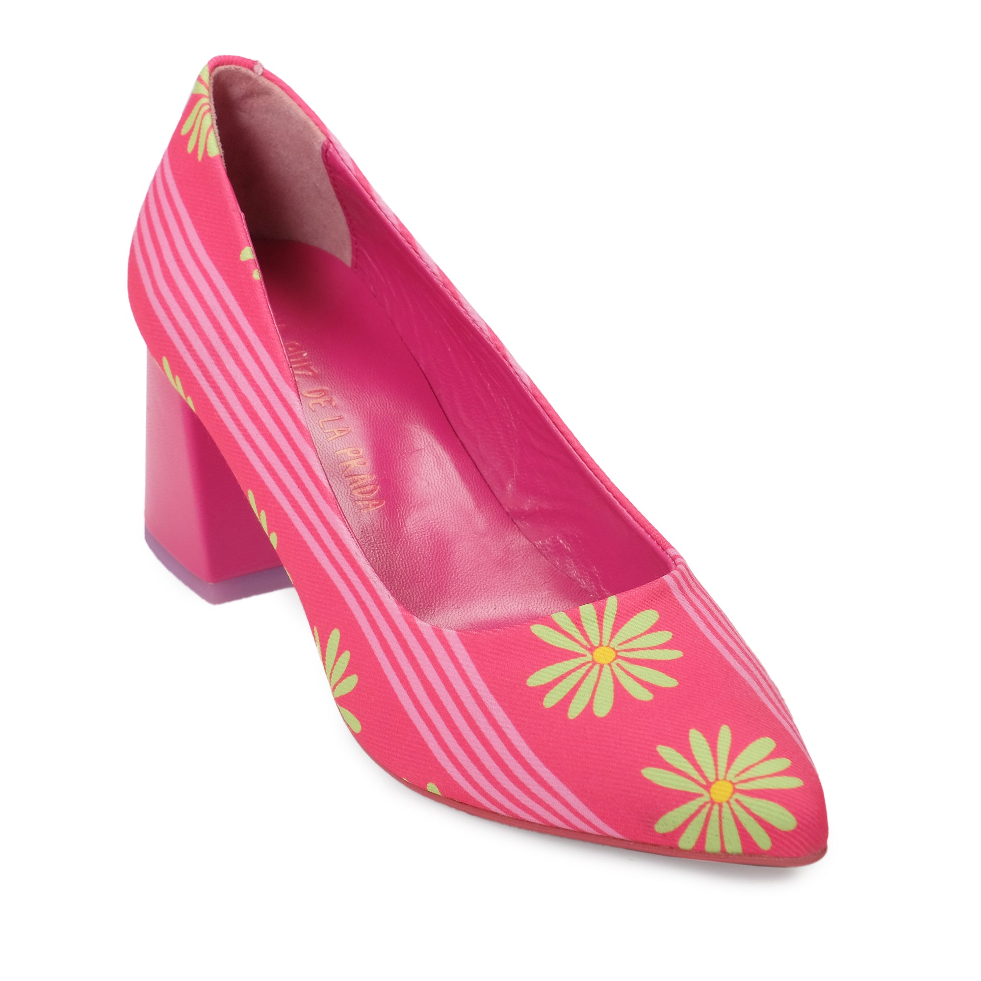 Zapato salón fucsia de perfil, tacón ancho; estampado con margaritas amarillas sobre rayas.