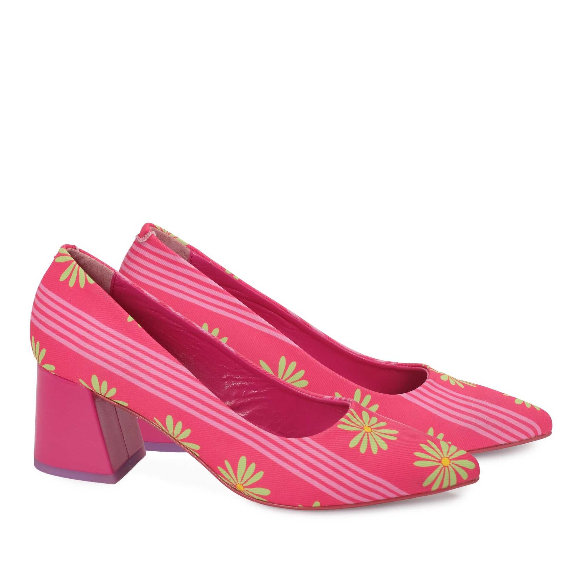 Zapatos salón fucsia con tacón grueso y puntera fina; diseño de margaritas y rayas.