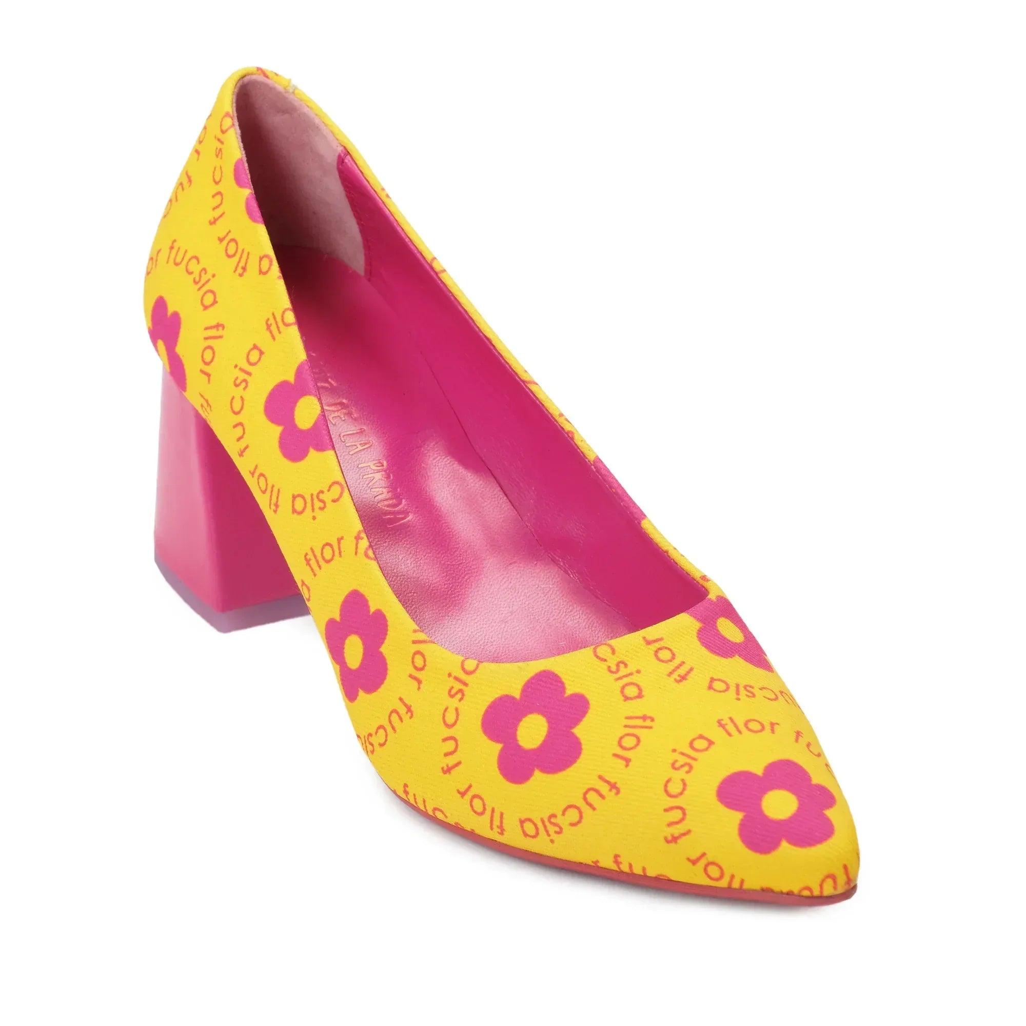 Zapato de tacón amarillo con tacón grueso morado y planta interior fucsia