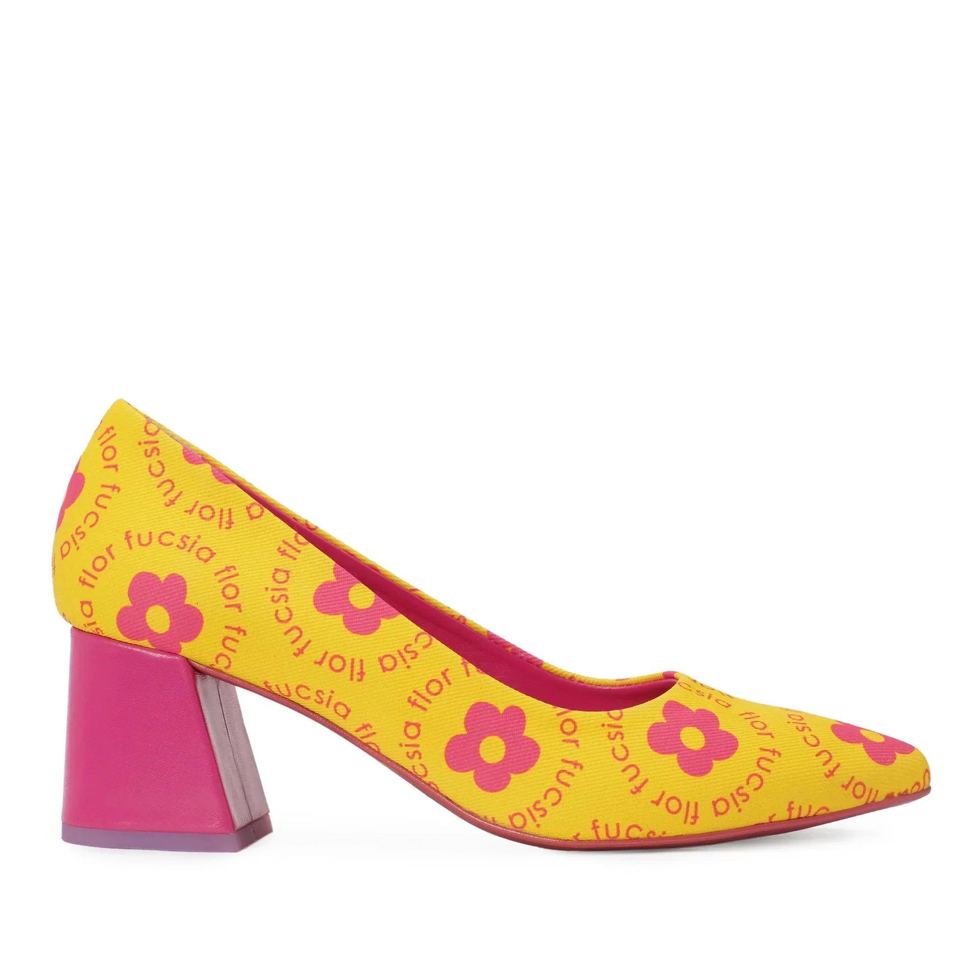 Zapato de tacón amarillo con tacón cuadrado morado y flores fucsia