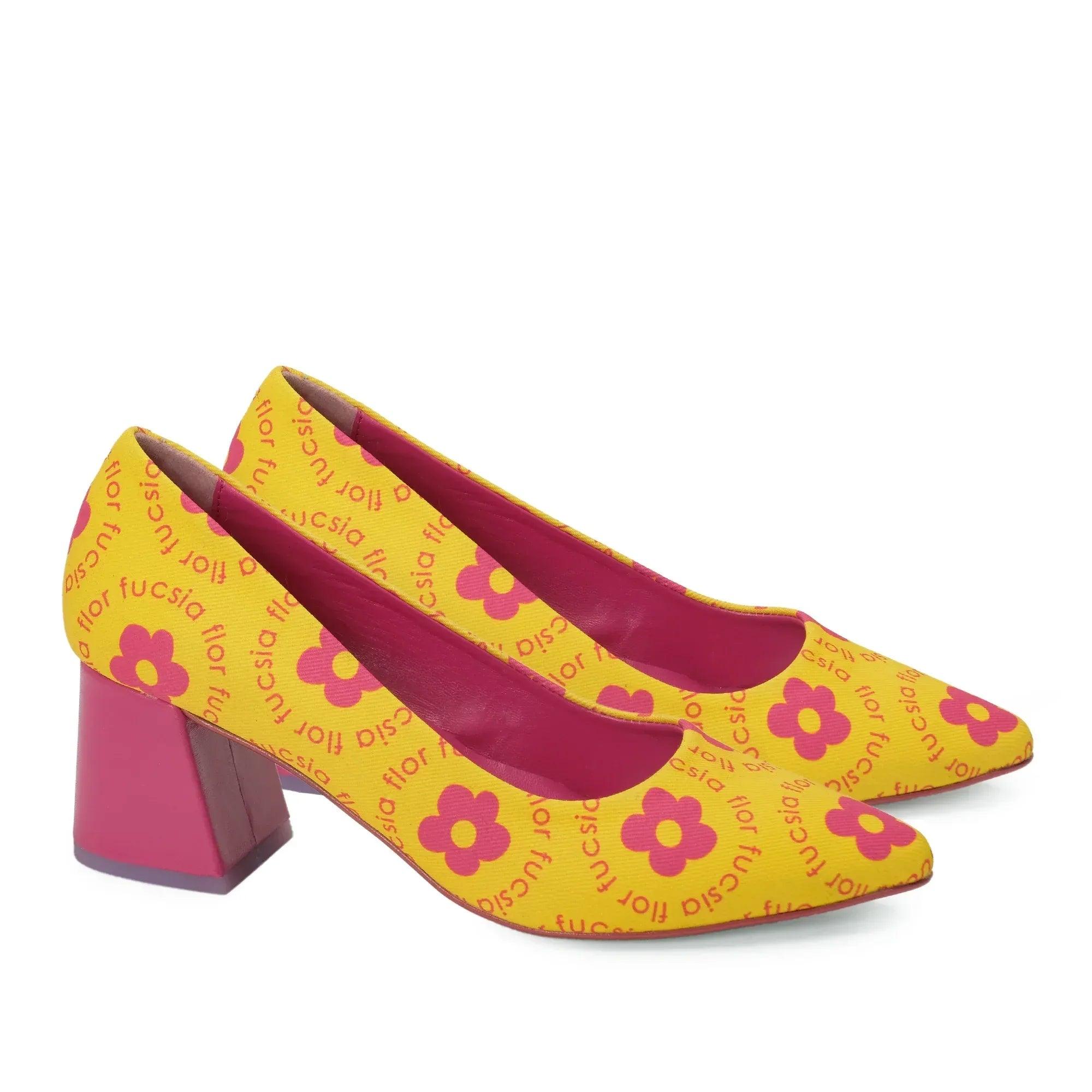 Zapato de tacón salón amarillo con suela fucsia y tacón cuadrado morado