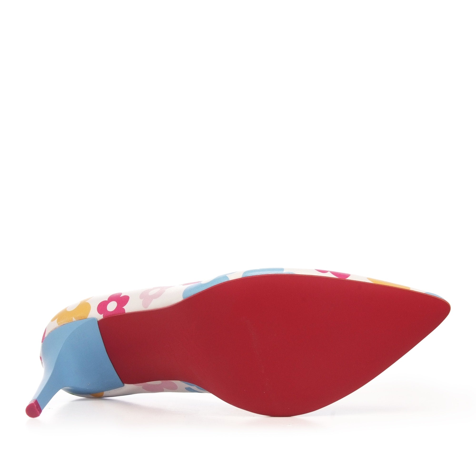 Zapato de tacón alto con estampado floral multicolor, suela y tacón visibles.