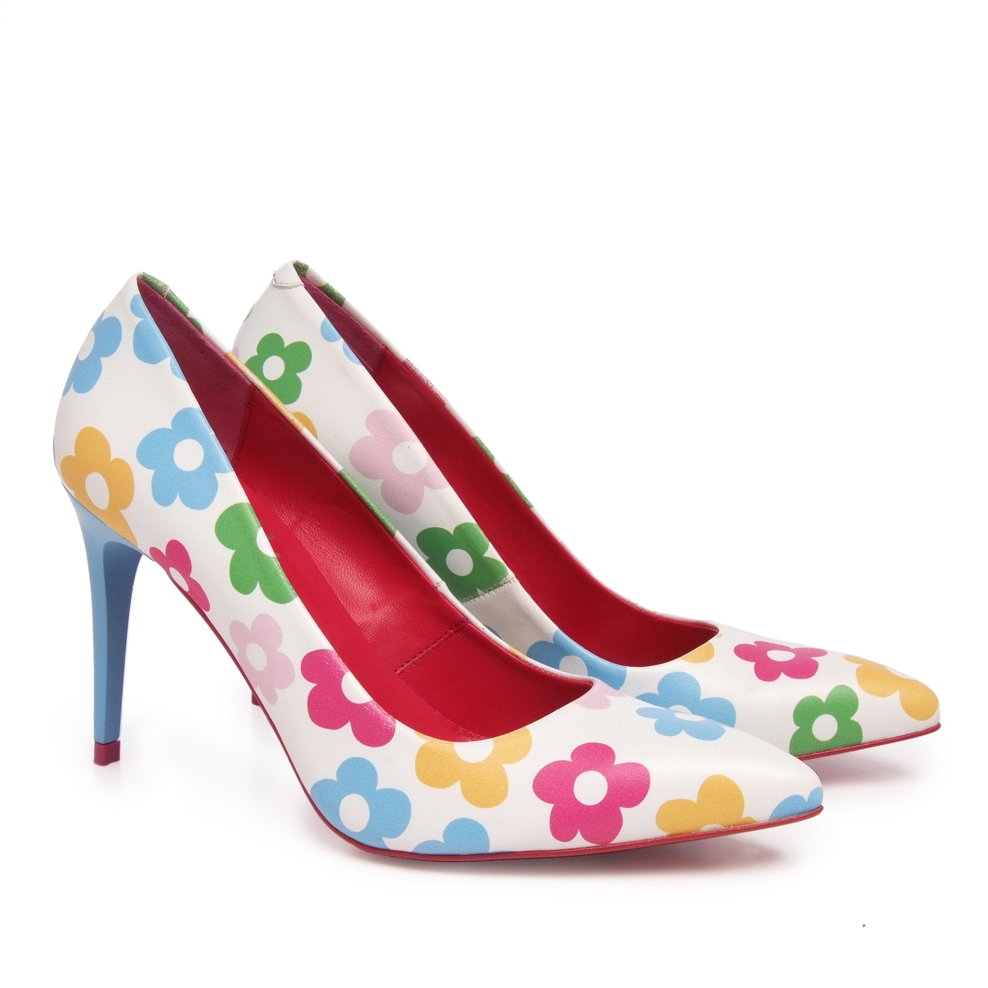 Zapatos de tacón alto con flores multicolor sobre fondo blanco, tacón azul.