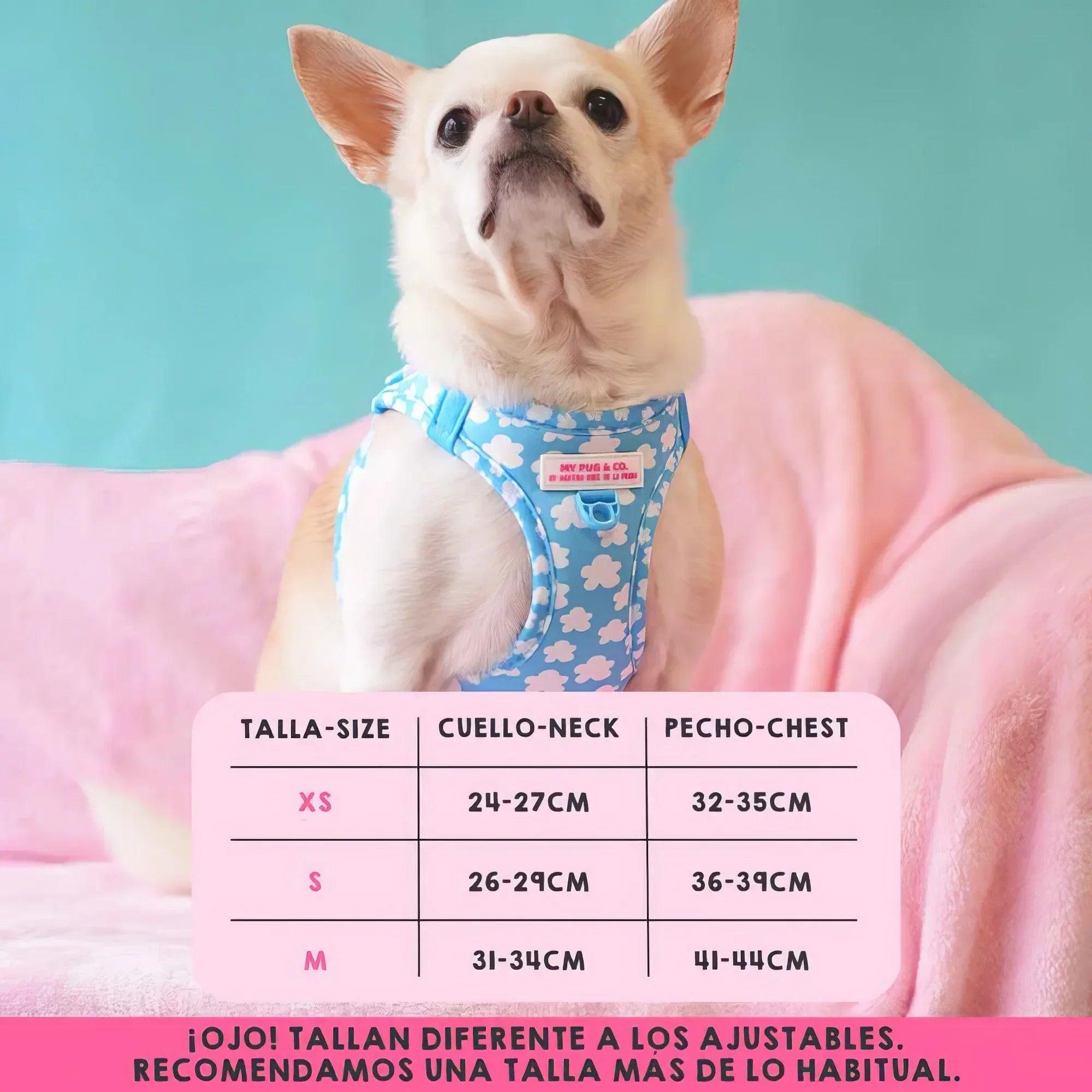 Body para perro azul con nubes blancas, aberturas para patas y diseño ajustable