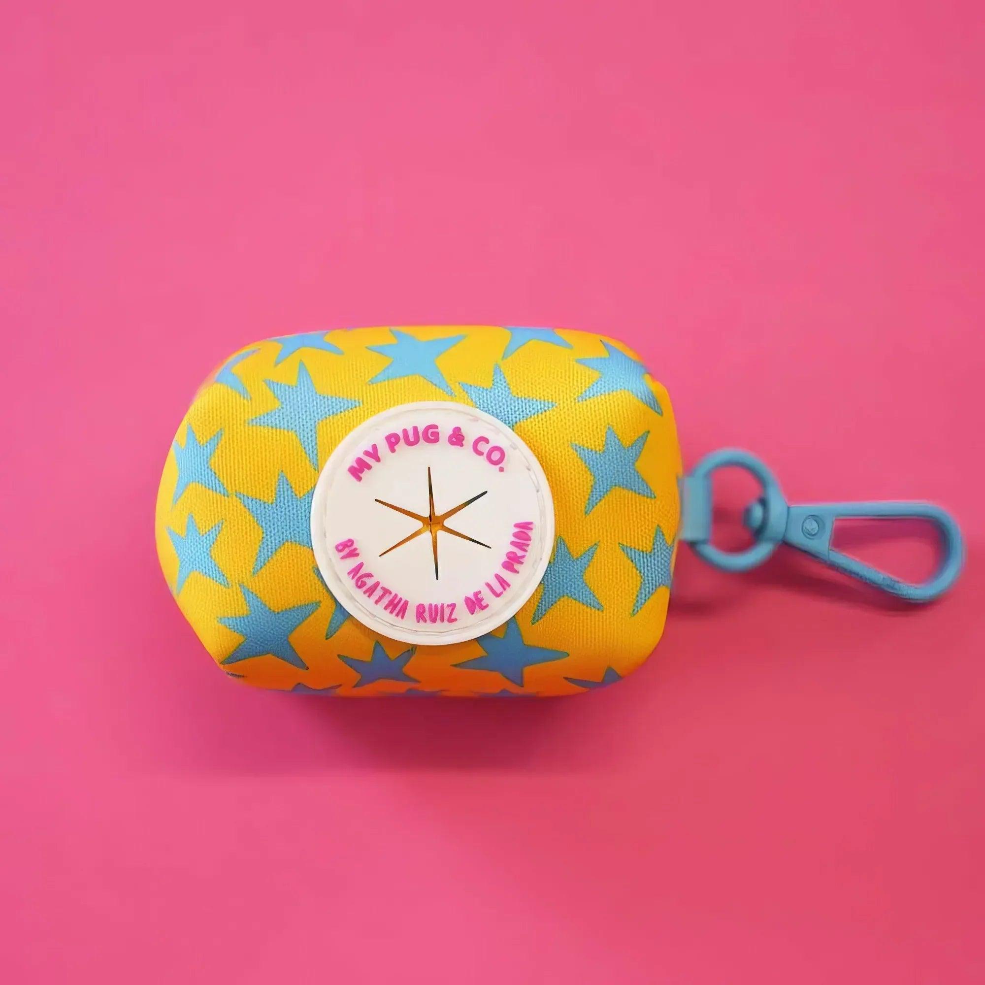 Porta bolsas amarillo con estrellas azules y correa con mosquetón