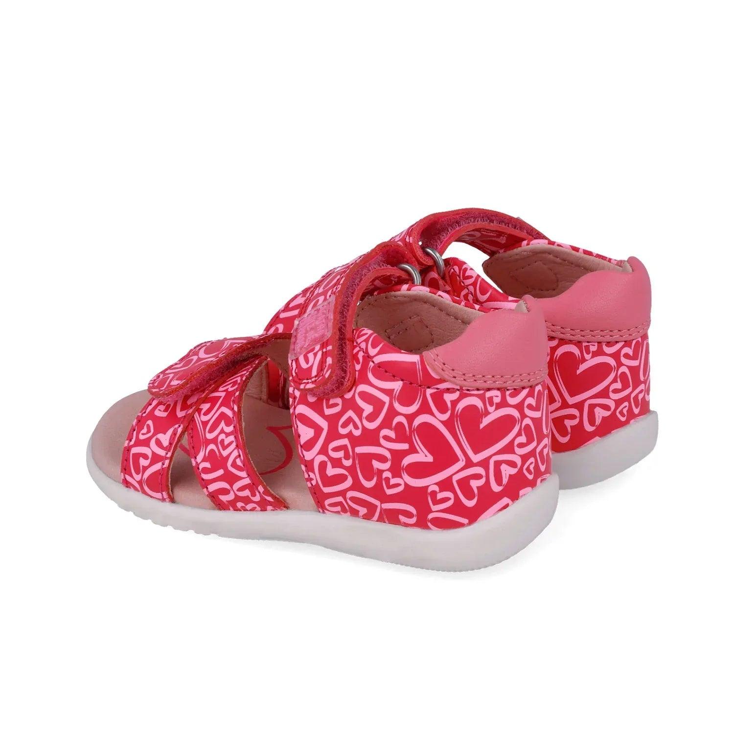 Sandalias fucsia estampadas con cierre ajustable y talón acolchado, suela blanca.