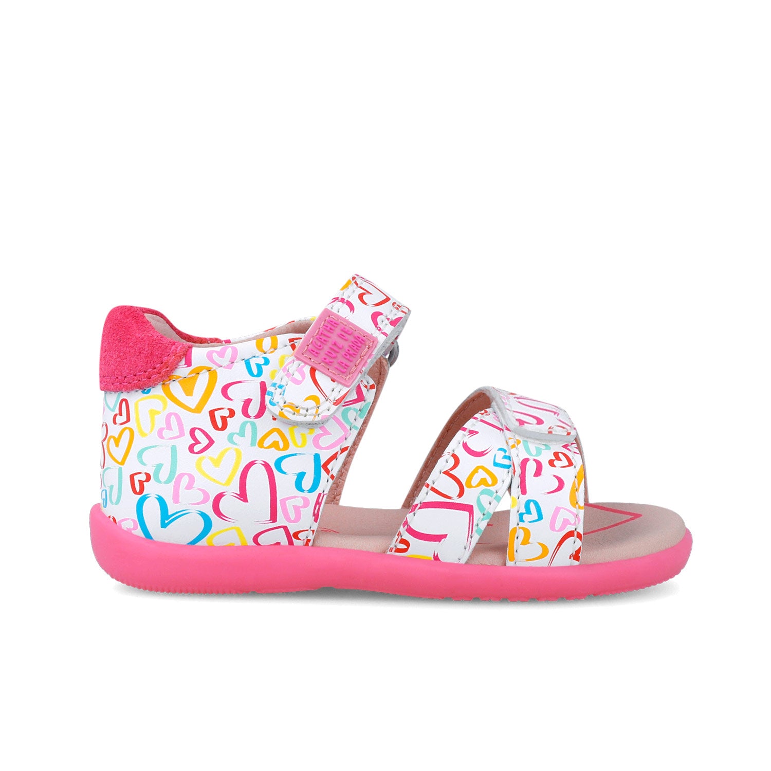 Sandalia infantil estampada con talón acolchado rojo, cierre con hebilla, suela fucsia.