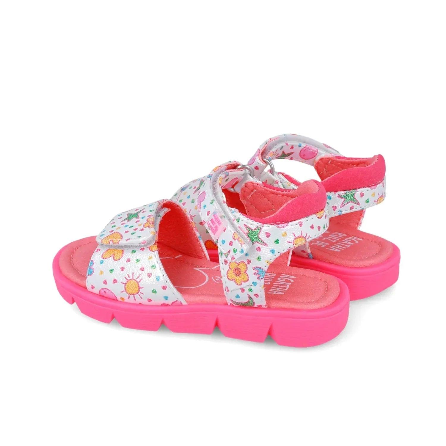 Sandalia infantil estampada blanca con flores y corazones; tira trasera y suela rosa gruesa