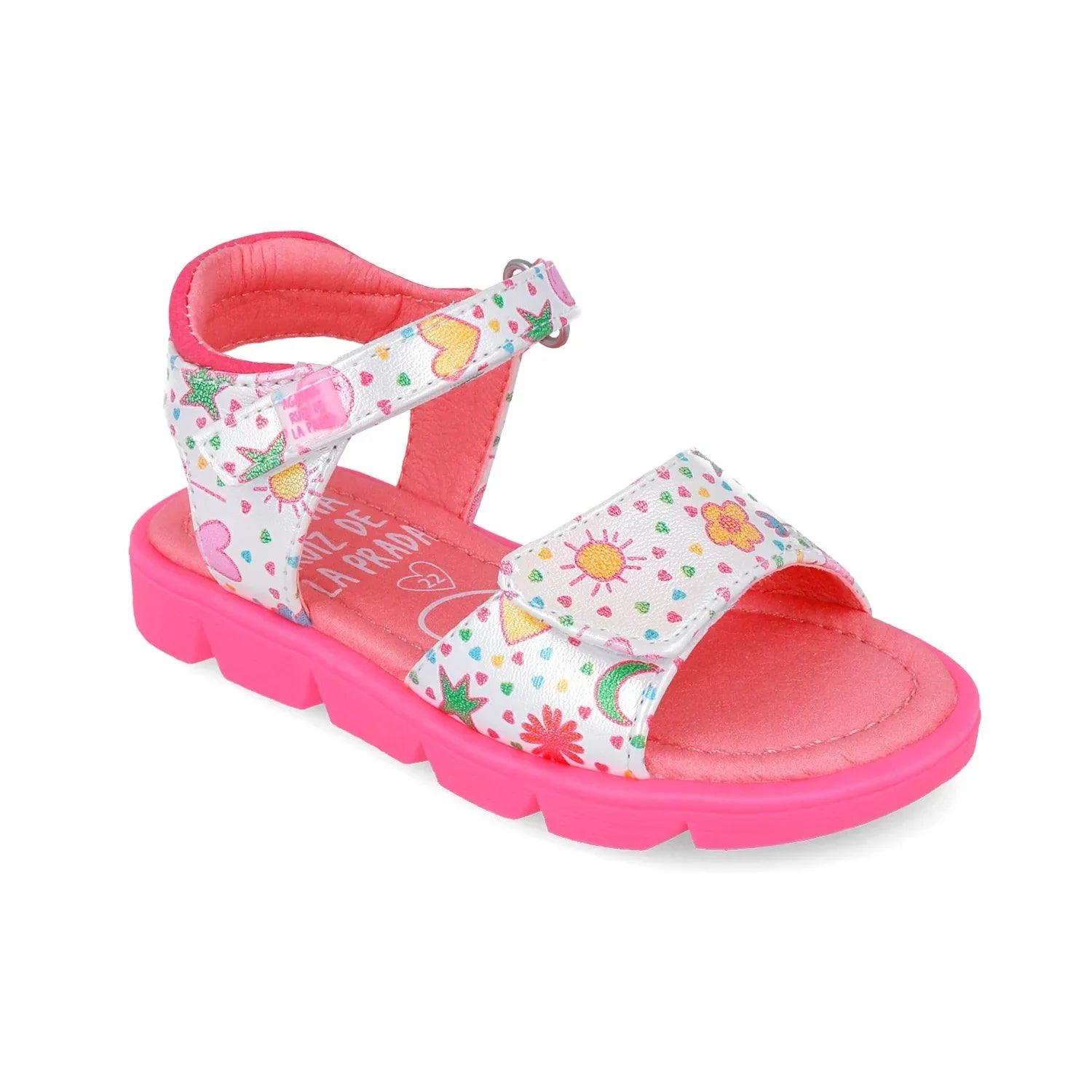 Sandalia infantil estampada blanca con flores y corazones; tira al tobillo y suela rosa