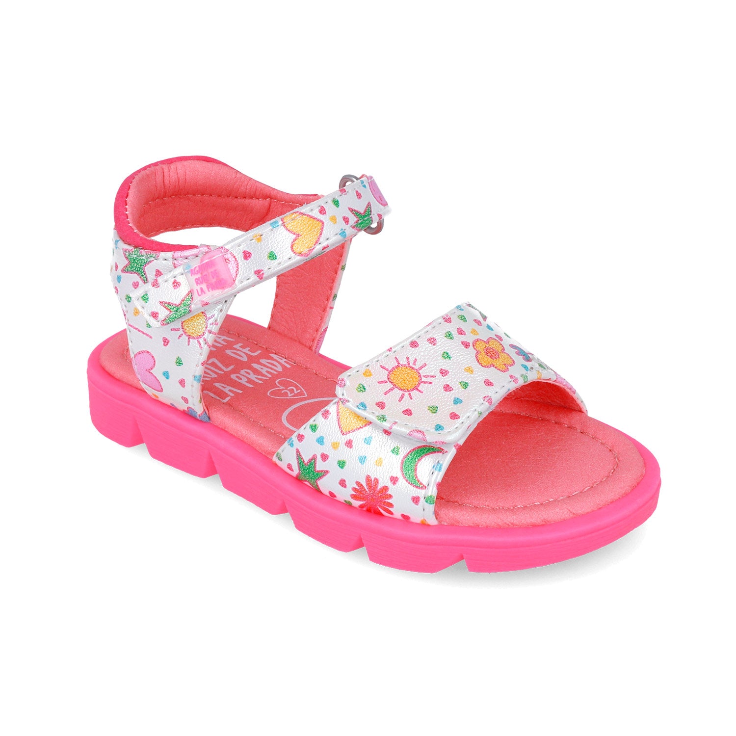 Sandalia infantil estampada blanca con flores y corazones; tira al tobillo y suela rosa