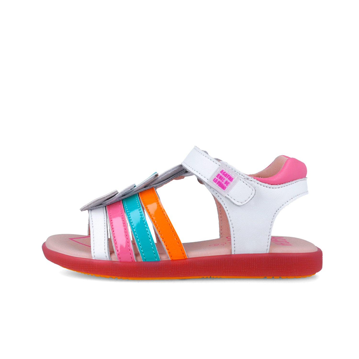 Sandalia blanca de tiras multicolor con talón rosa y suela roja.