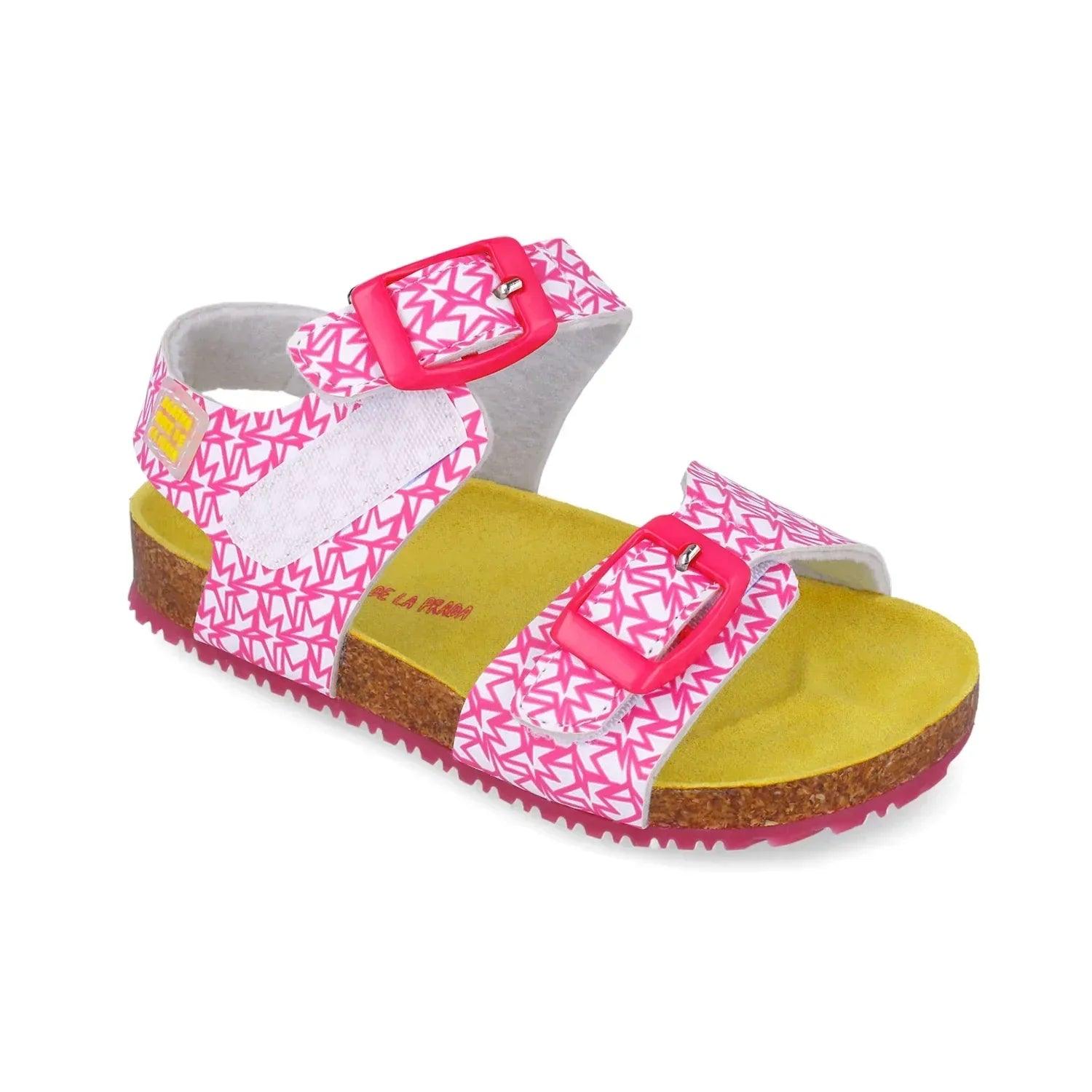 Sandalias fucsia con tira frontal ancha, hebilla roja y suela de corcho con plataforma.