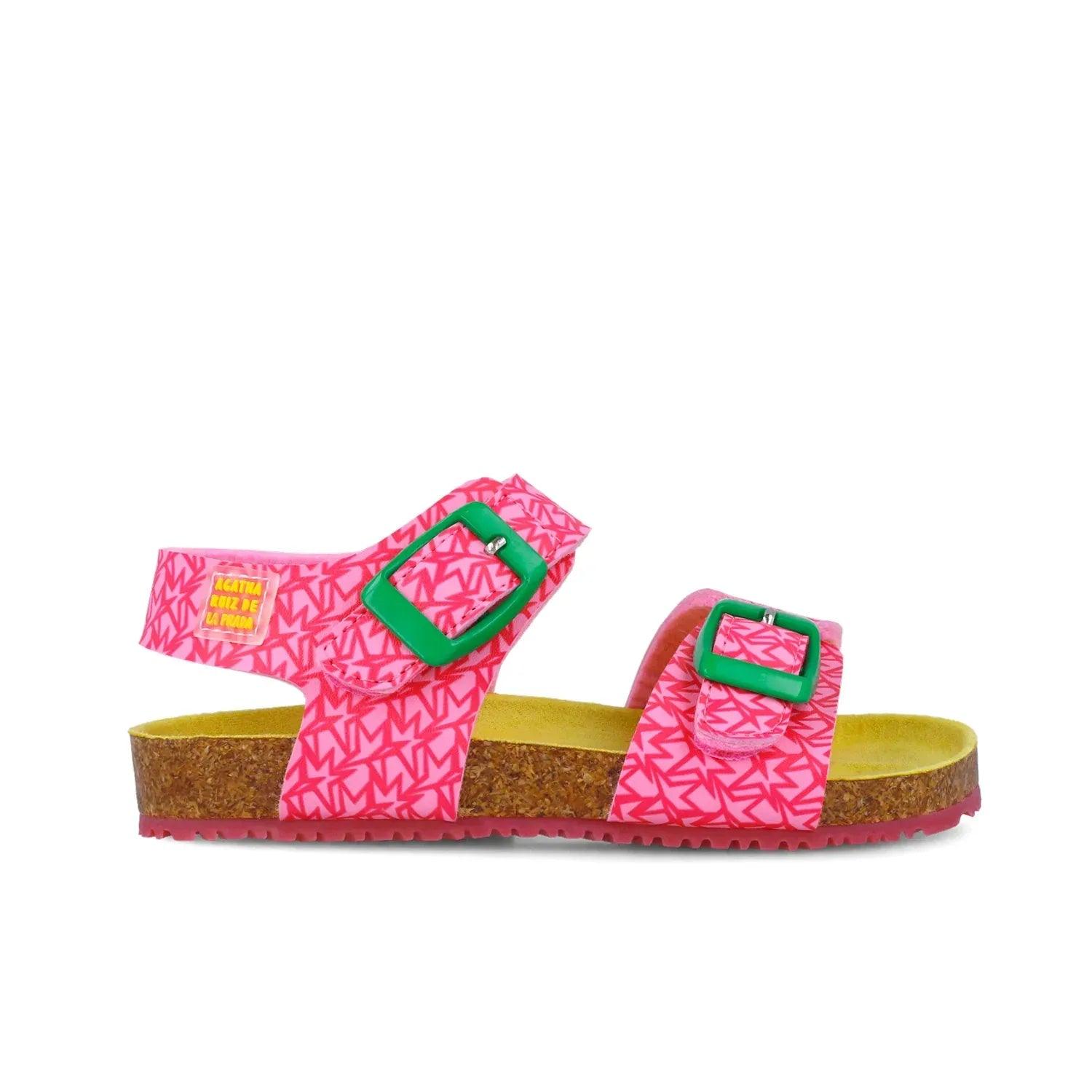 Sandalias rosa estampadas con hebilla verde y plataforma de corcho, vista de lado