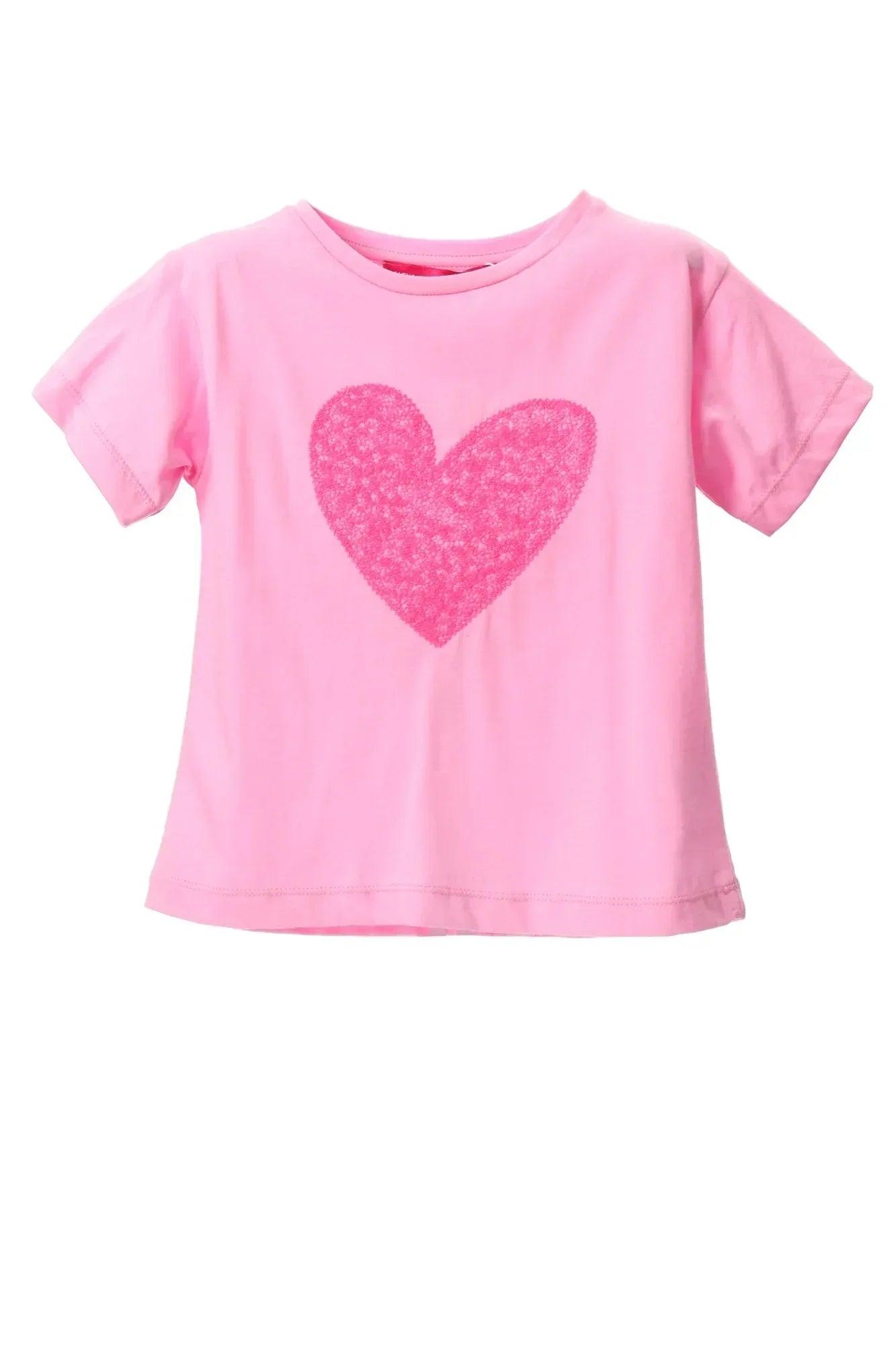 Camiseta rosa con corazón rosa brillante en el centro