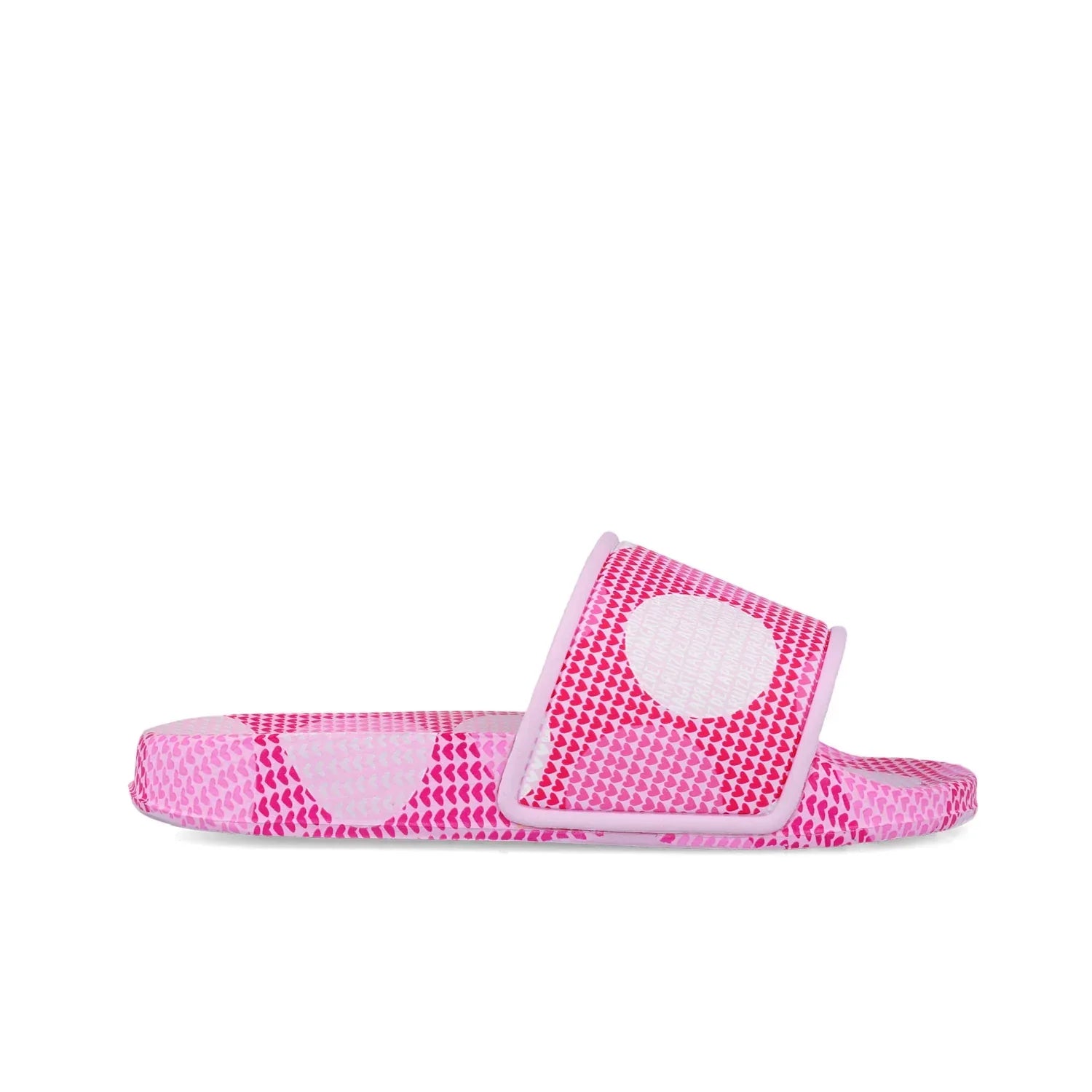 Sandalias tipo chanclas fucsia con suela plana y tira con estampado de corazones