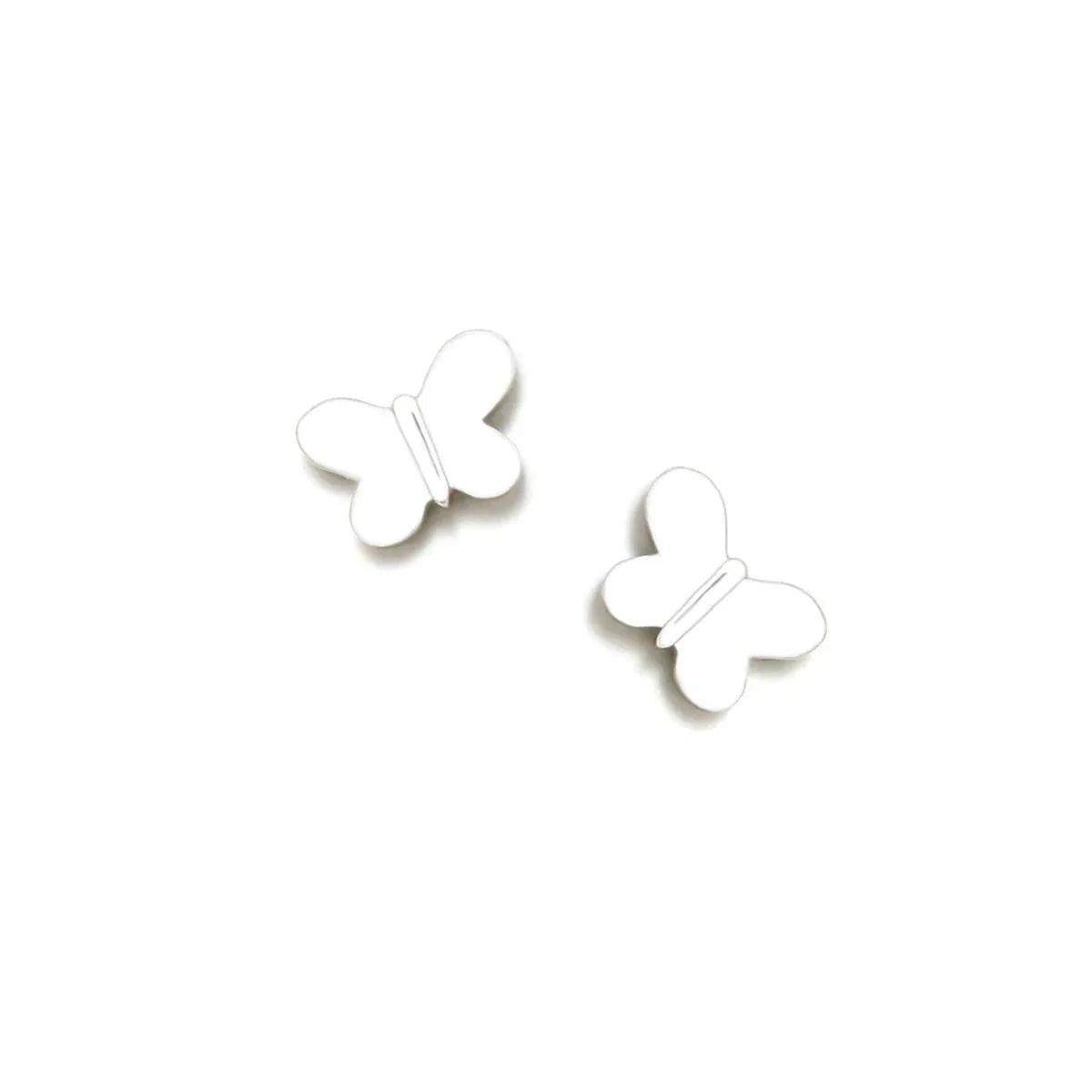 Colgante de mariposa bebé de metal blanco con forma de alas recortadas