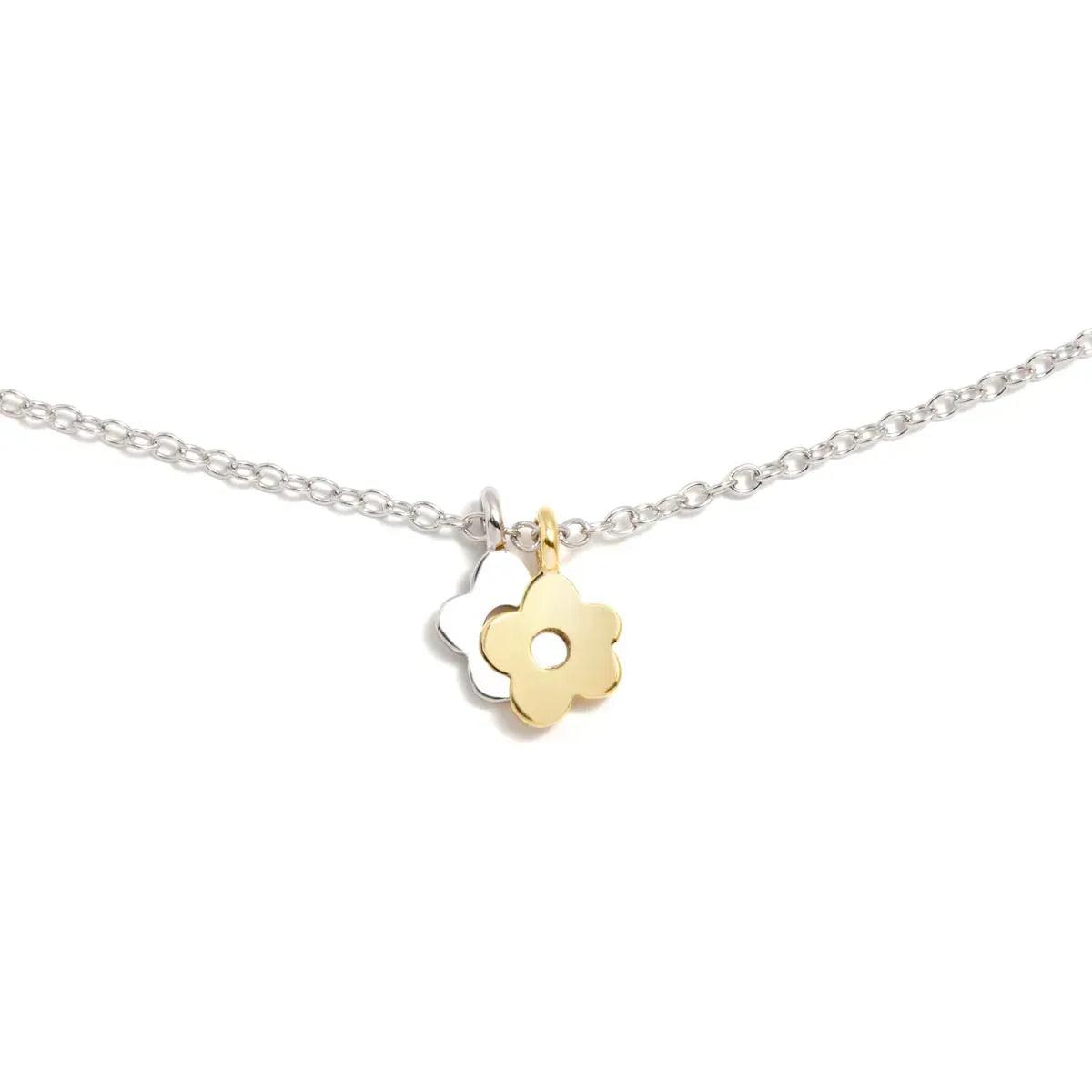 Colgante de flor bicolor con cadena plateada y dije dorado con centro perforado