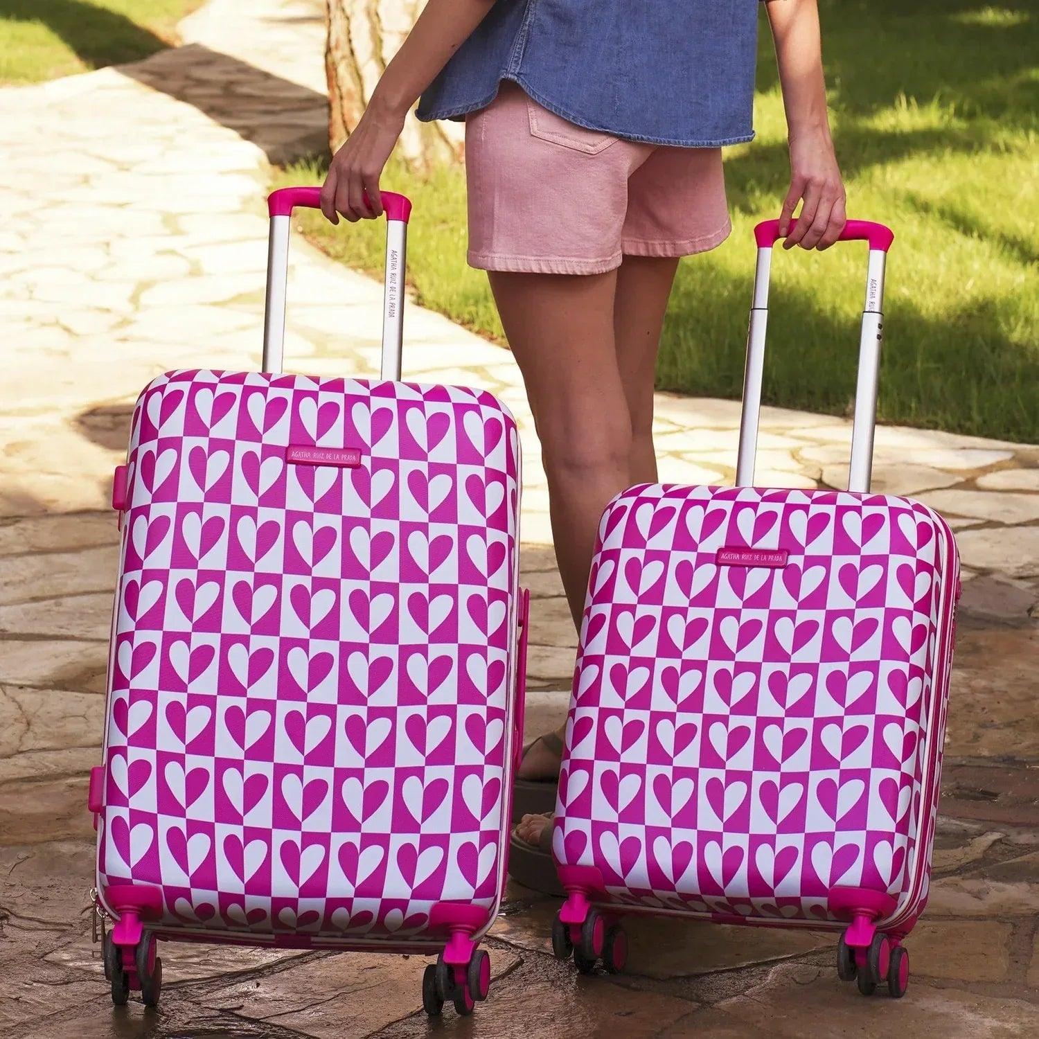 Maleta estampada de corazones con asa extensible y ruedas, vista en exterior